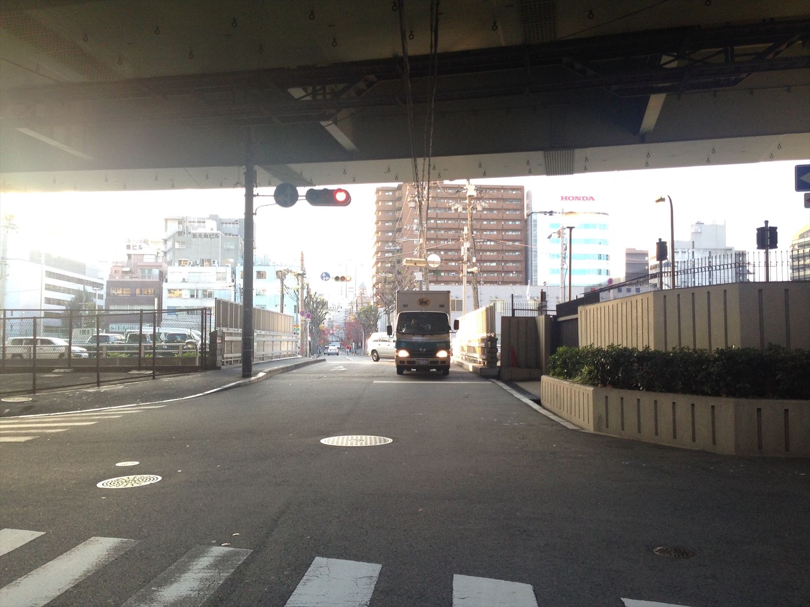 目の前にある高速道路