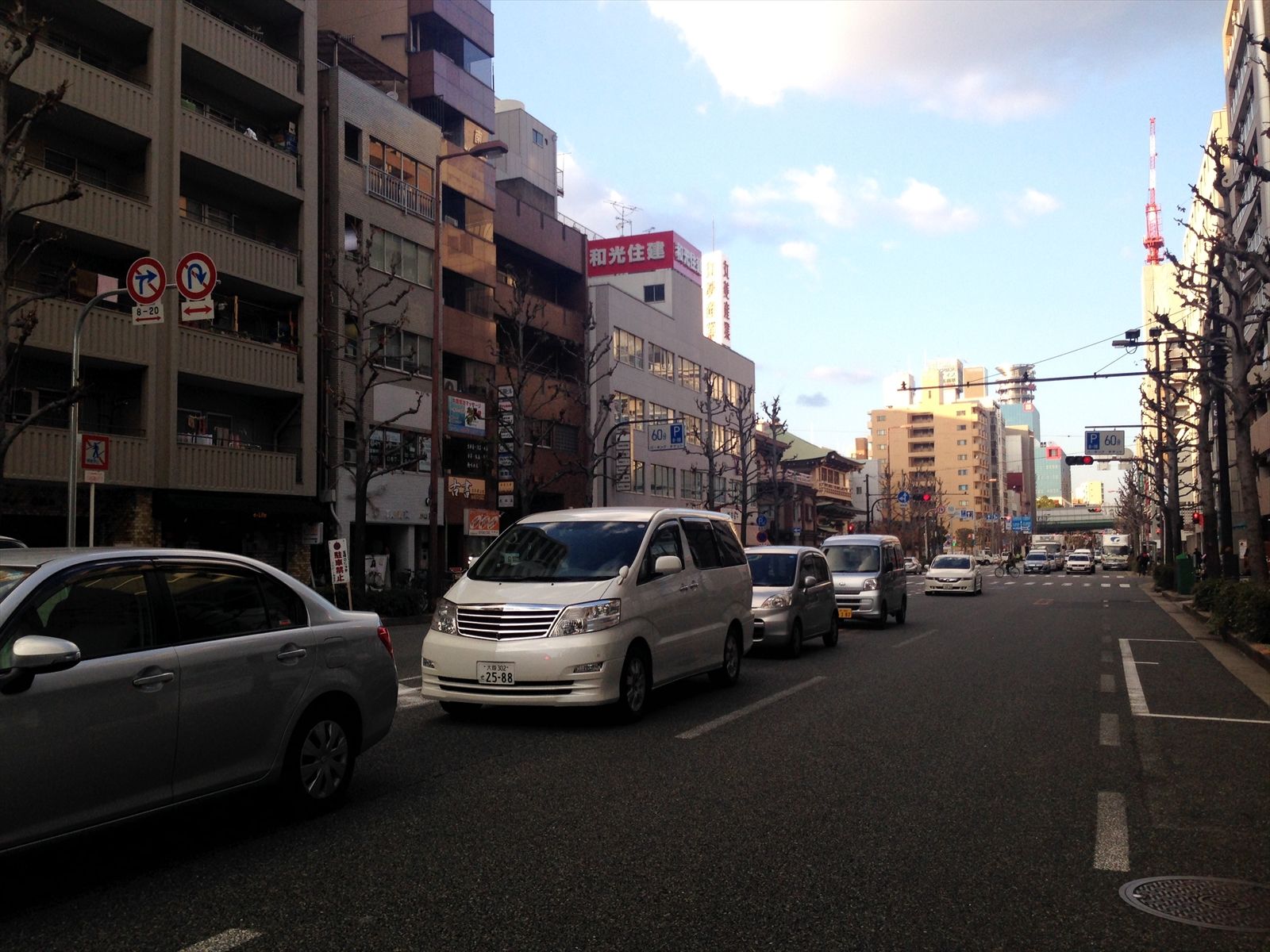 天神橋筋沿い、車通りも多くにぎやか