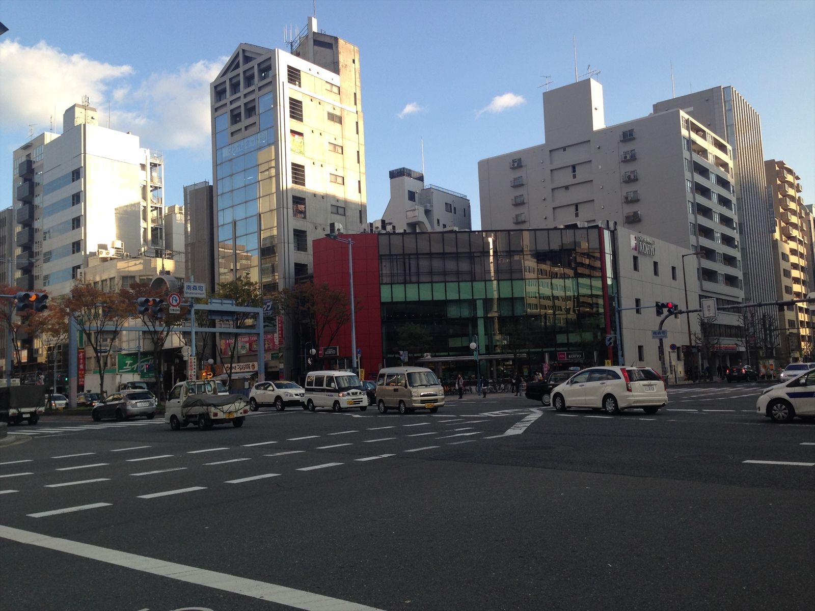 国道沿いの角地に立地