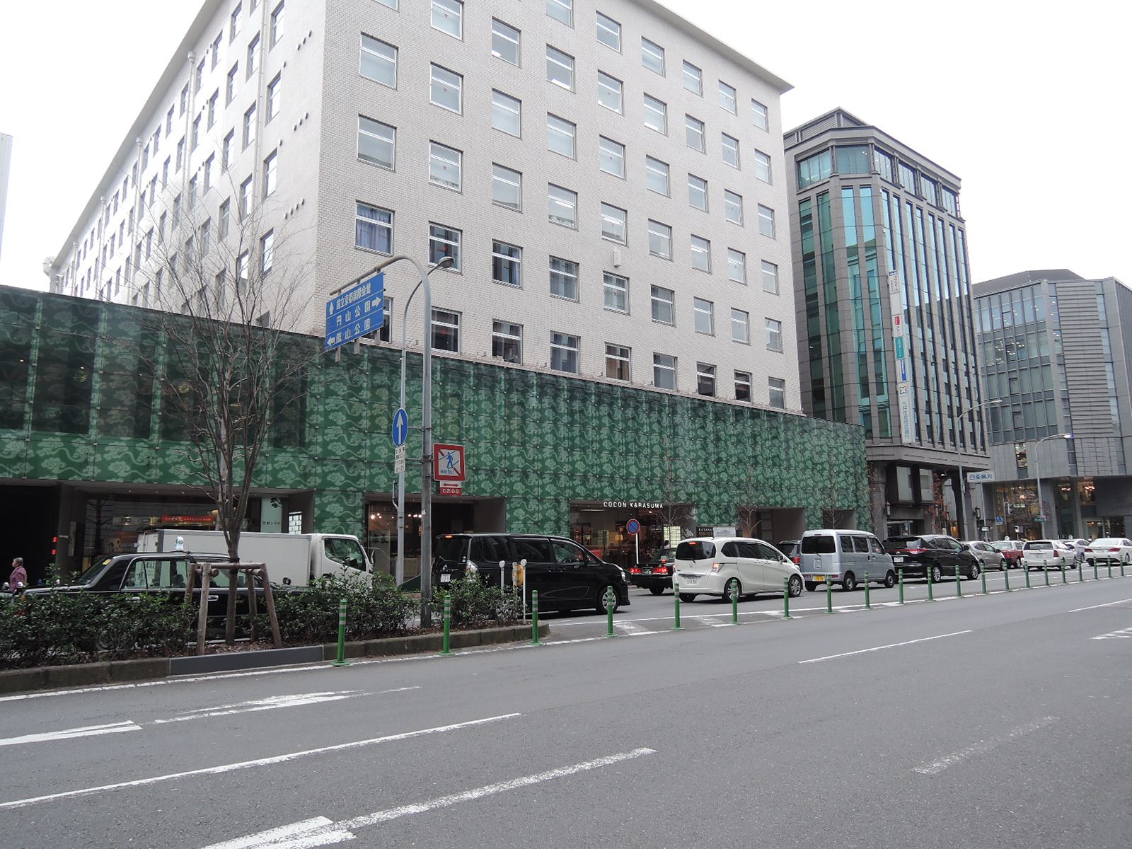 近くに複合商業施設の「coconkarasuma」
