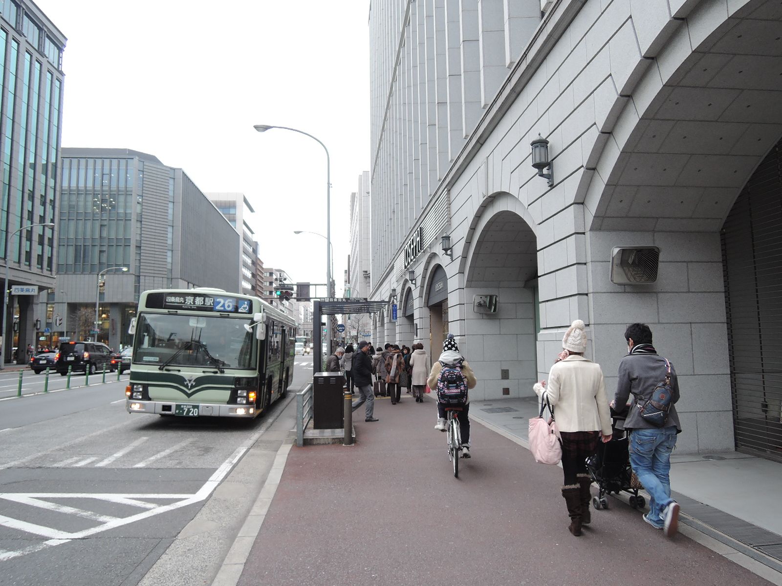 烏丸通に位置しにぎやかなオフィス環境