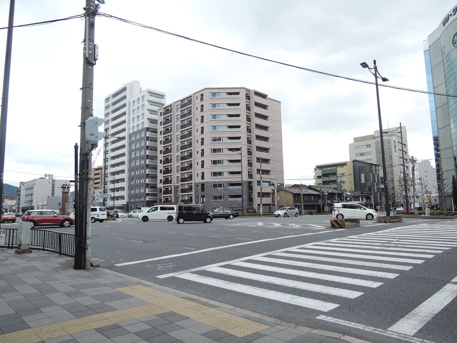 五条通、烏丸通沿いの角地に位置するオフィス