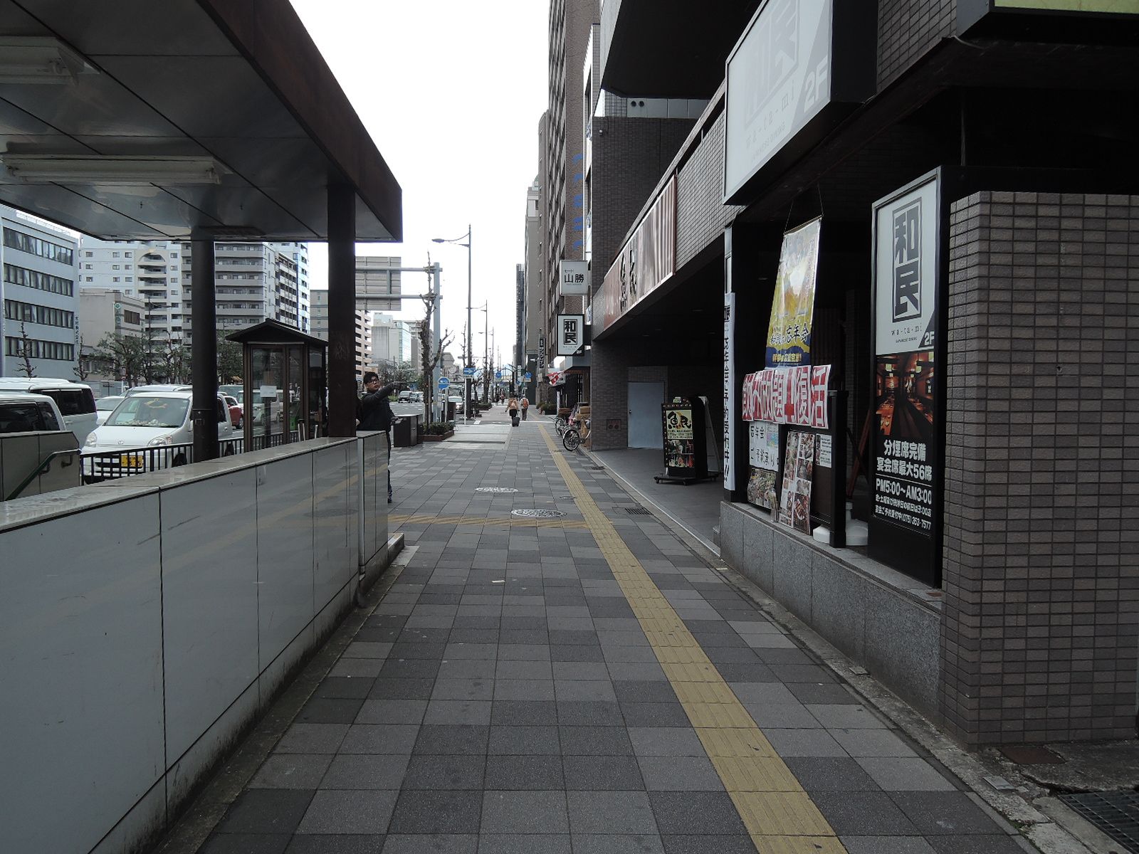 賑やかで明るいオフィス環境
