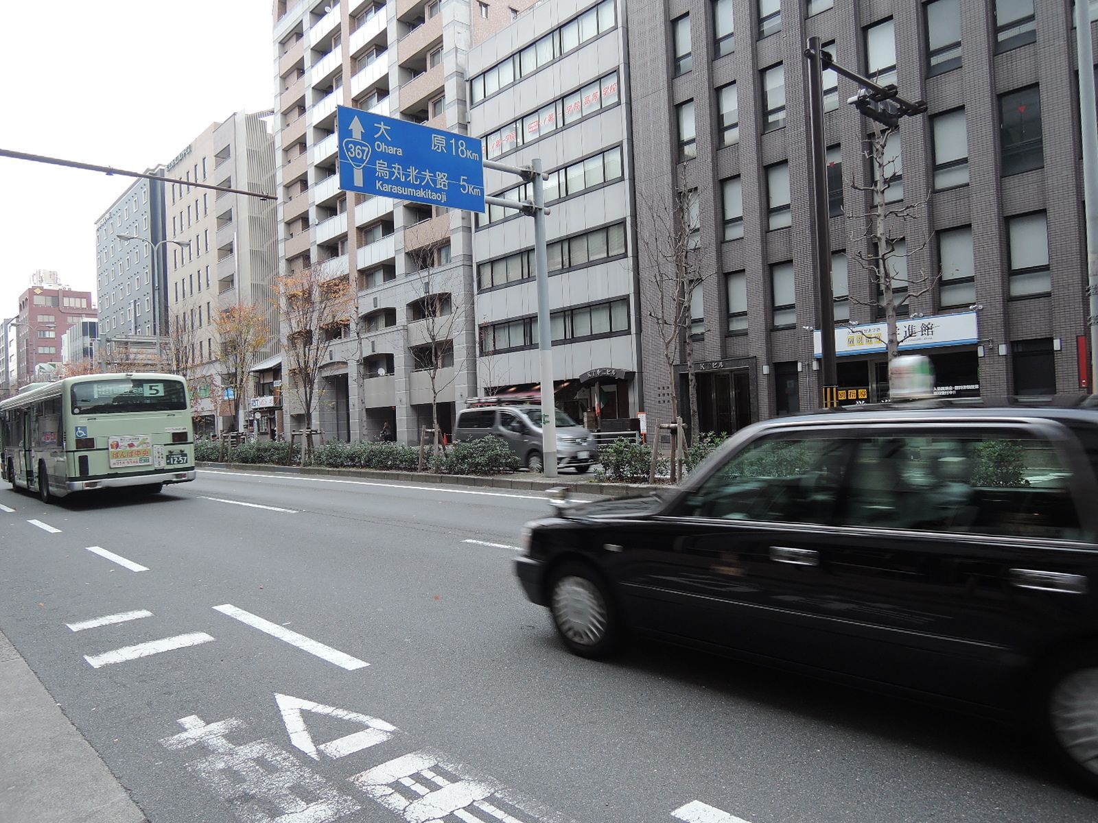 オフィスビルに面した烏丸通