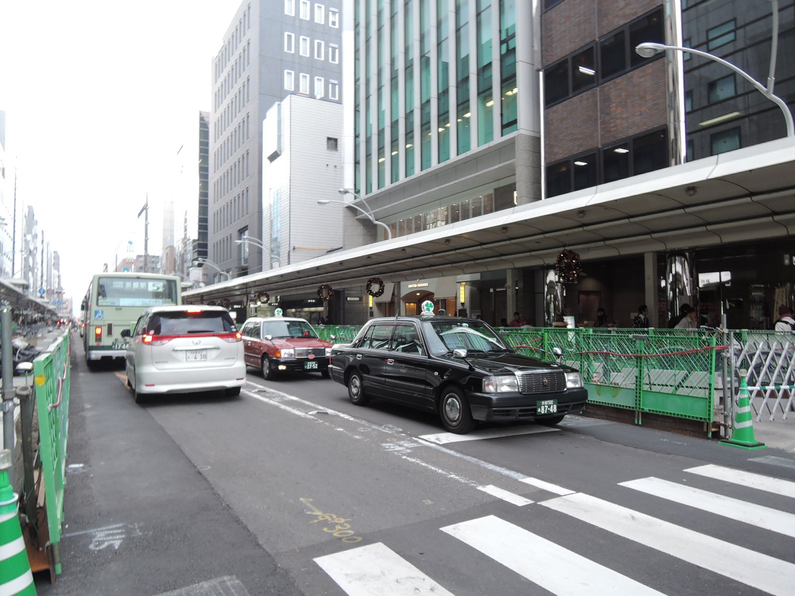 オフィスビル前の四条通