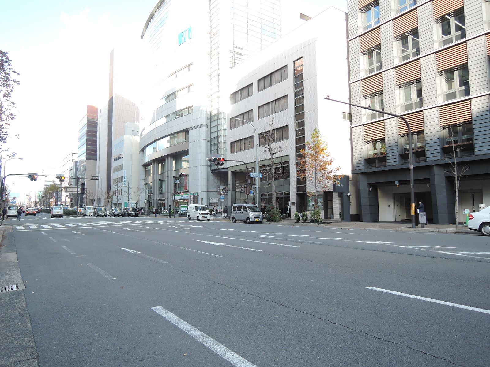 オフィスビル前の烏丸通