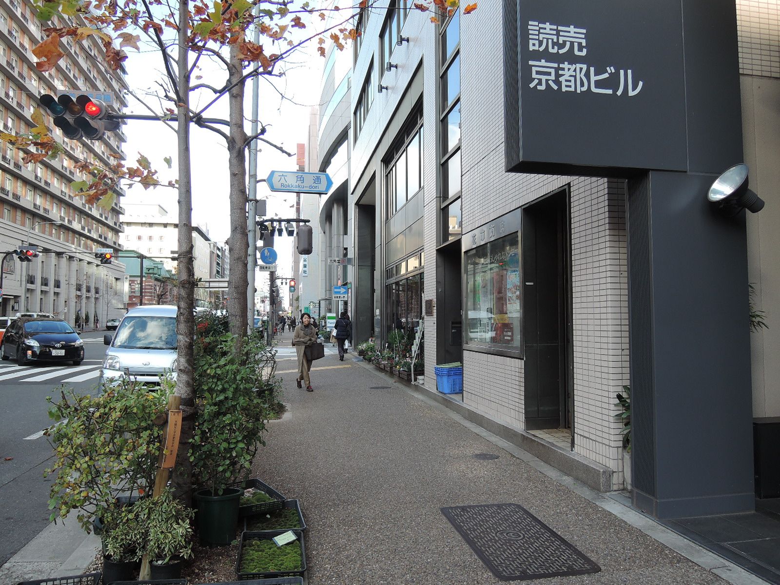 オフィスビル沿いの歩道