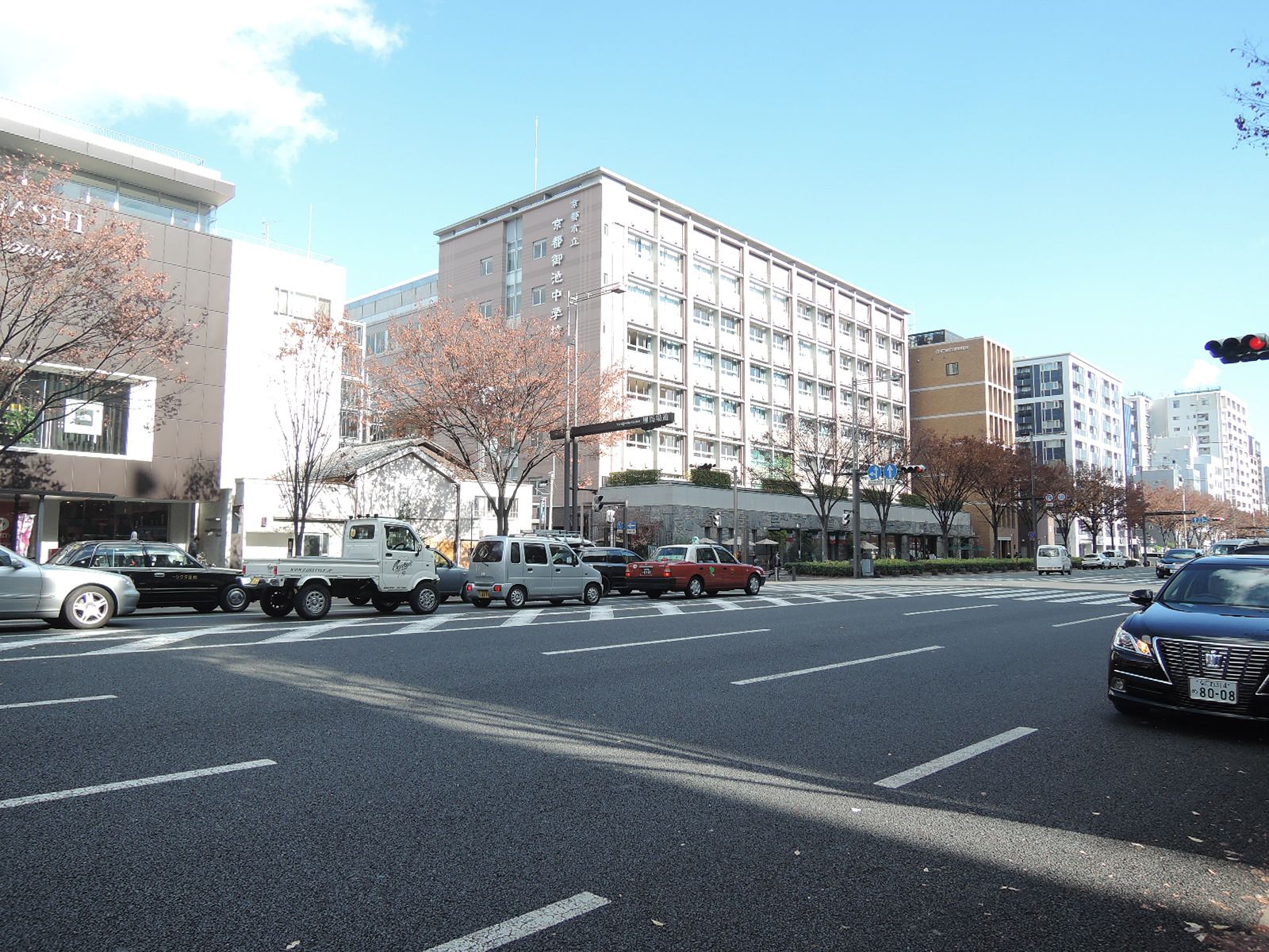 御池通沿いの角地に位置し、視認性の高いオフィスビル