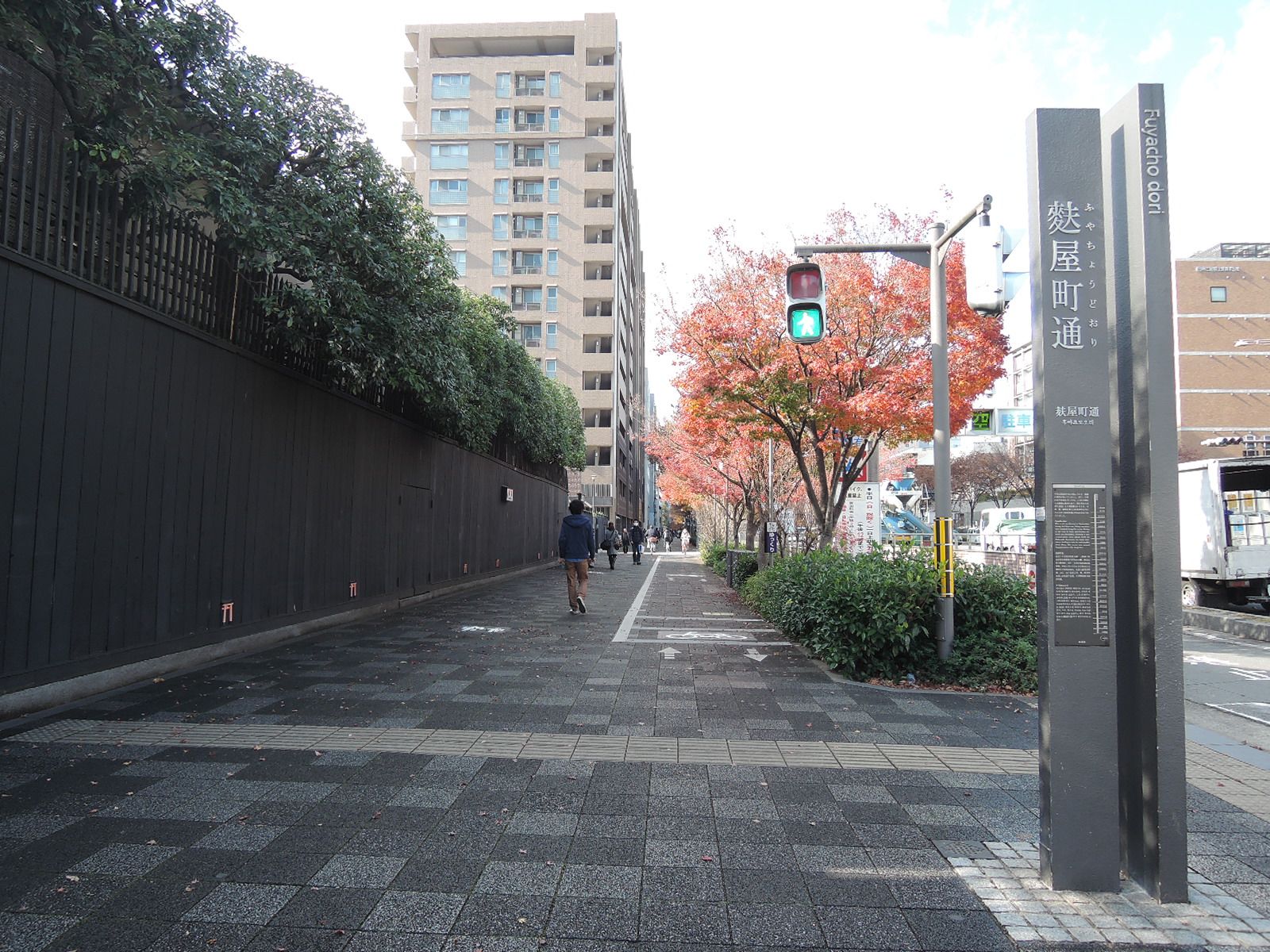 歴史的な建物と緑のコントラストの美しいエリア