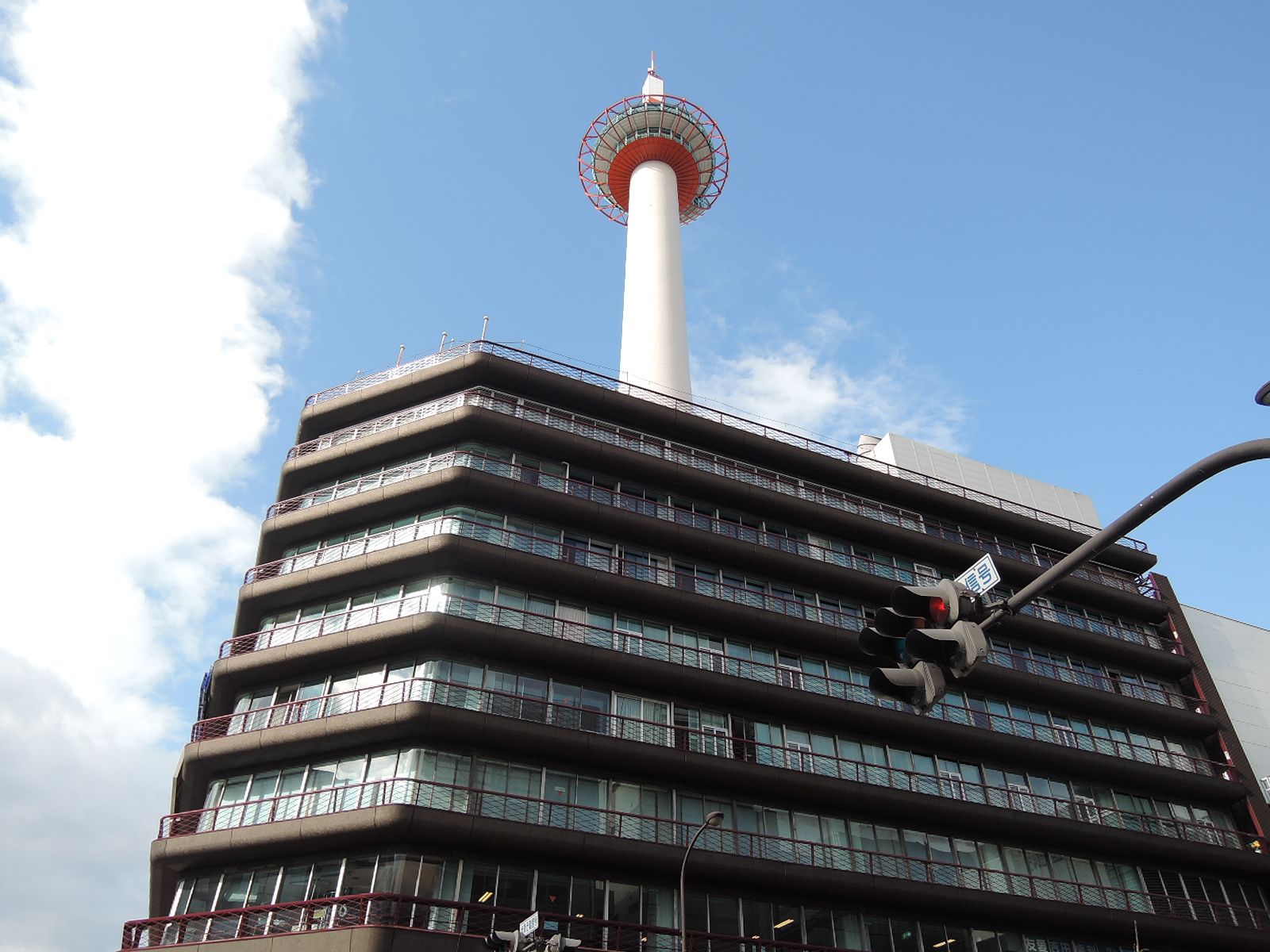 後ろに見えるのは京都タワー