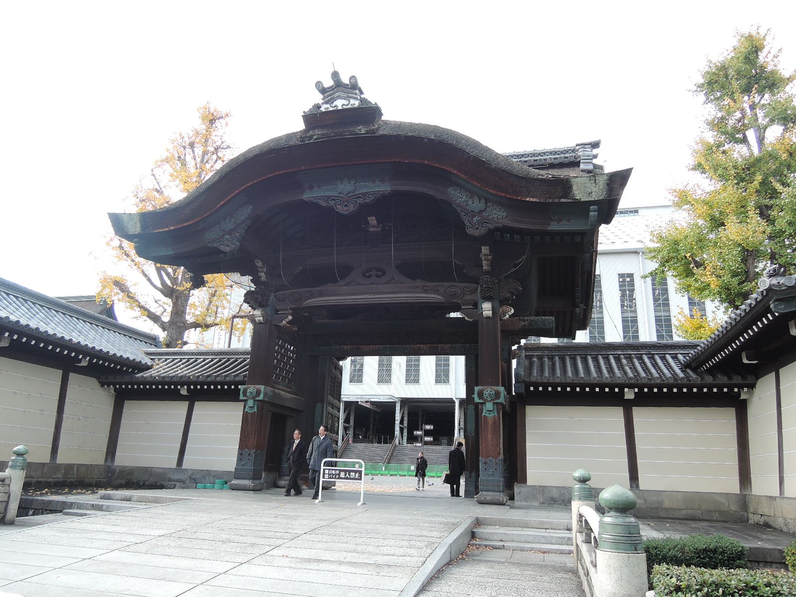 近隣には東本願寺があり、厳かな雰囲気