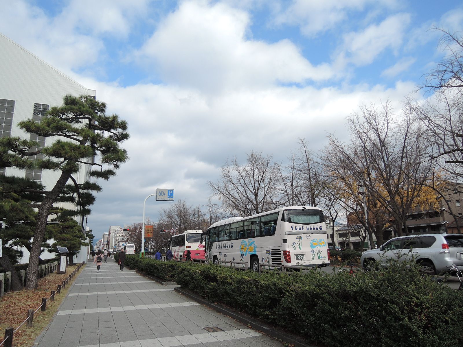 車通りも多く明るくにぎやかな印象