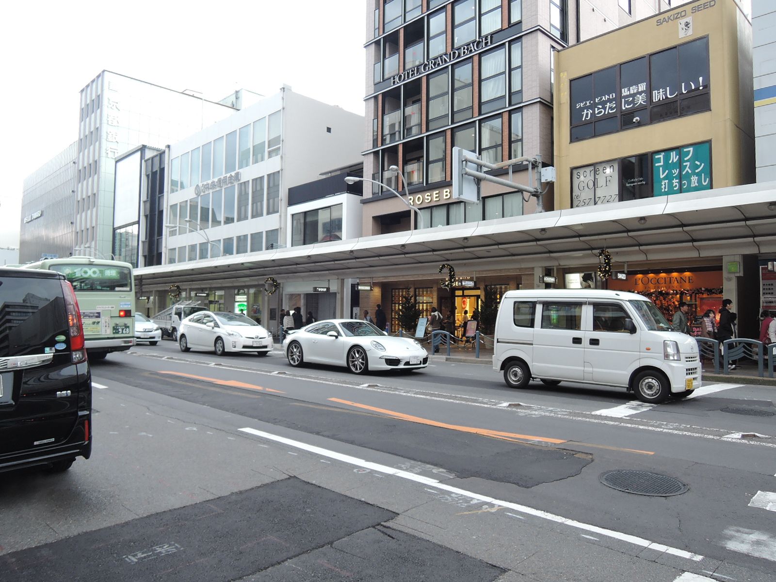 オフィスビル前を走る四条通