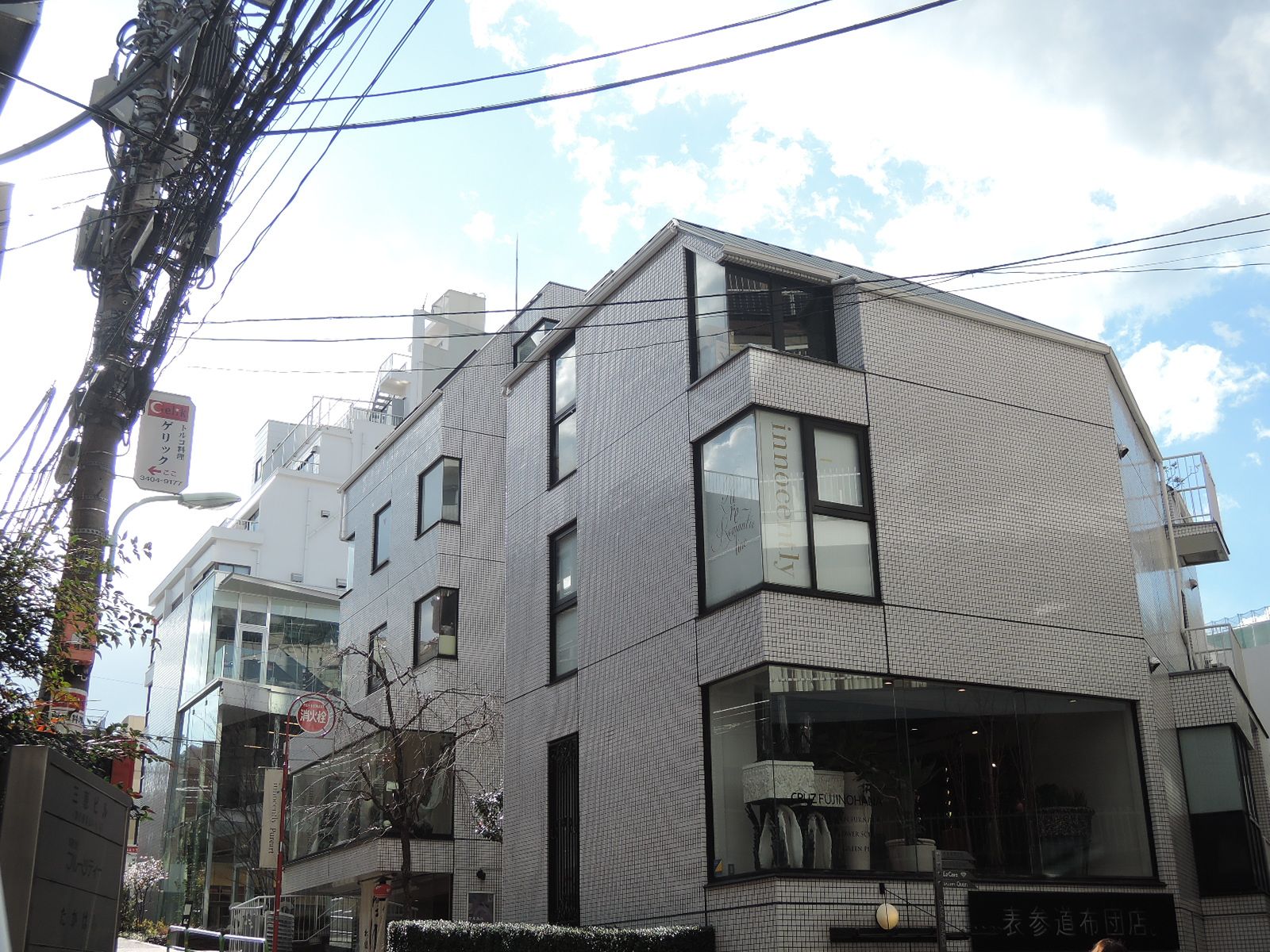 周囲は店舗・住宅多いエリア