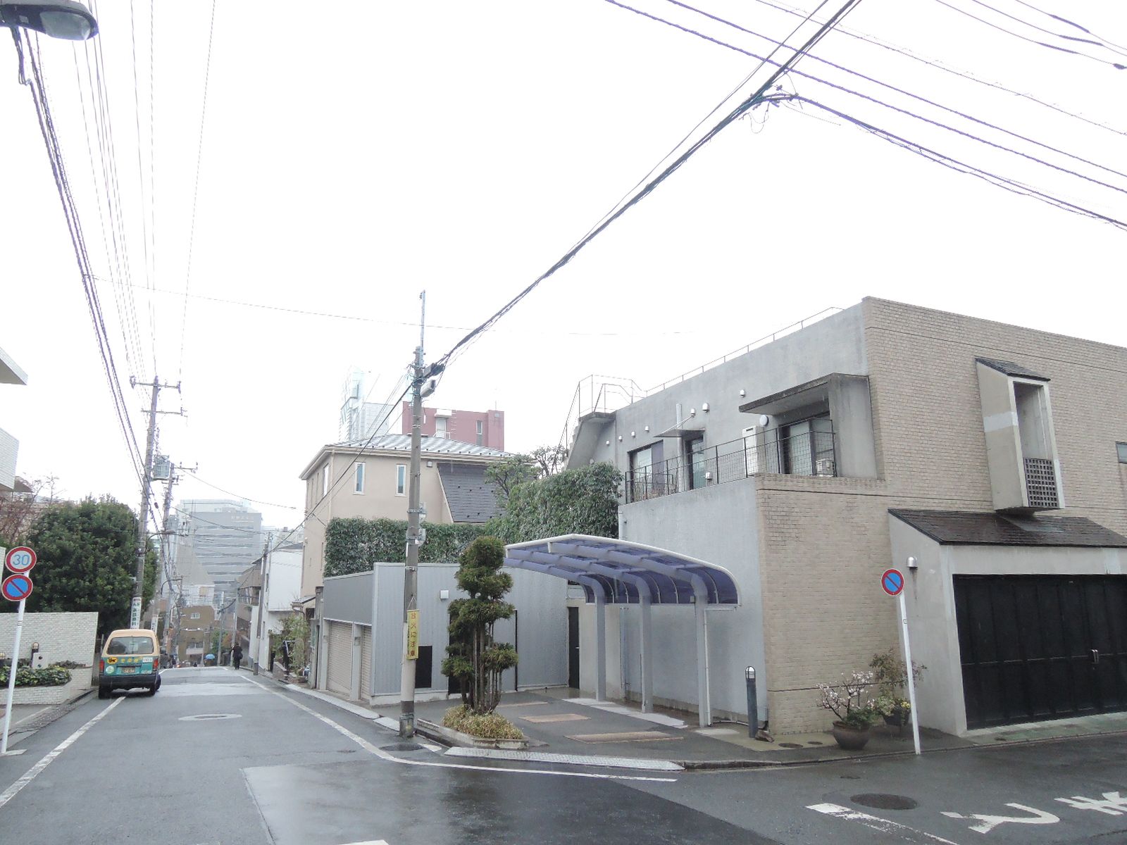 ビル周辺は住宅街