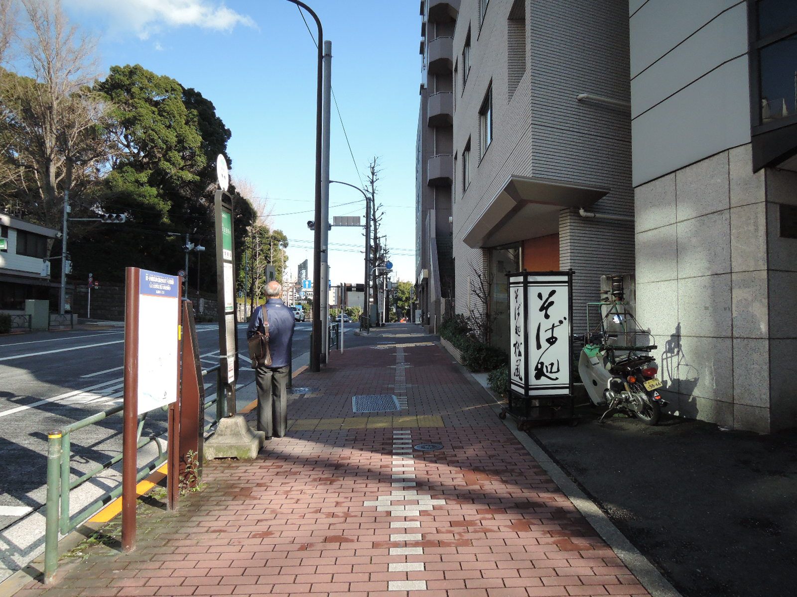 松風ビル前面の歩道