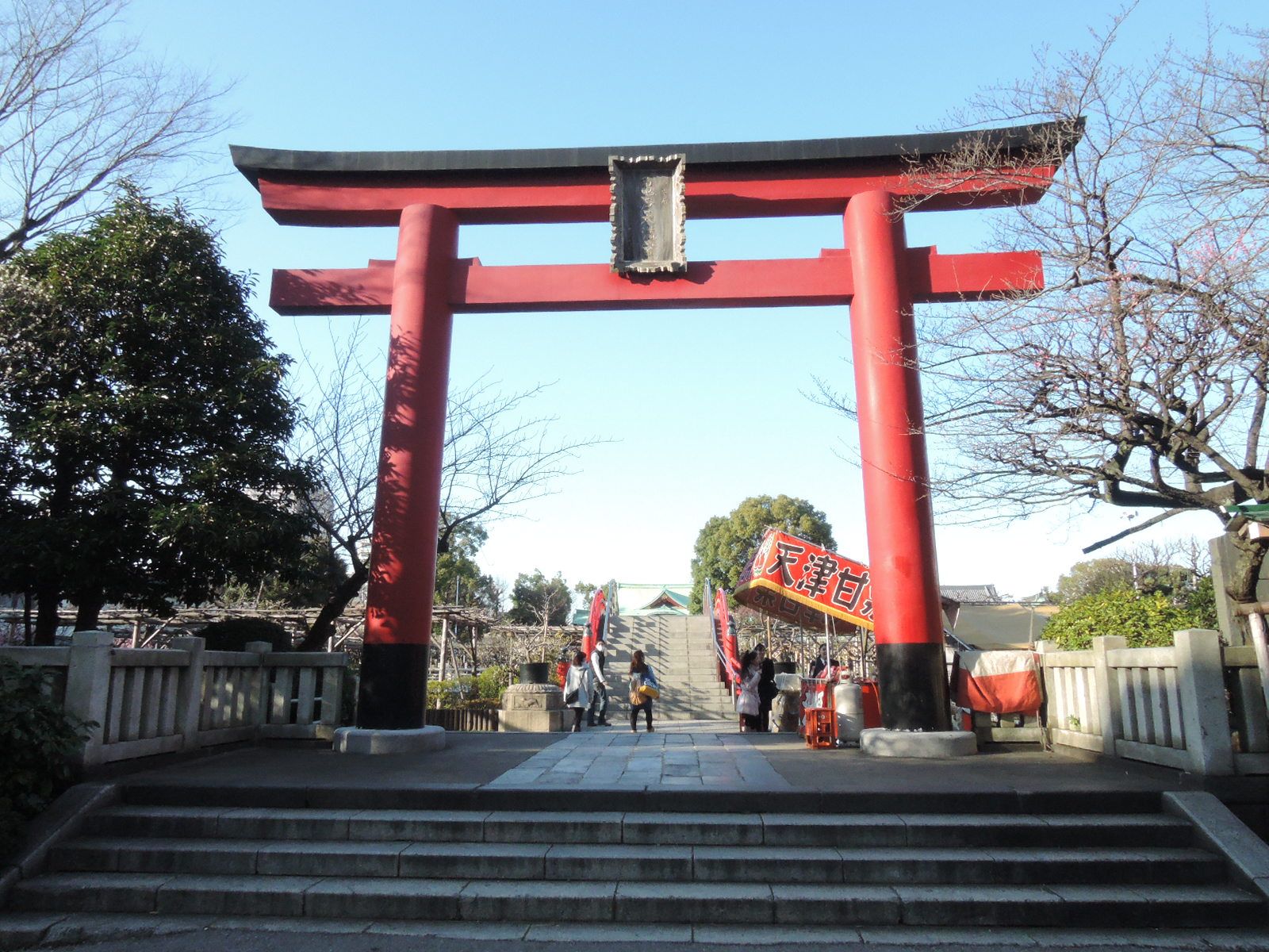 ビル向かいの亀戸天神社