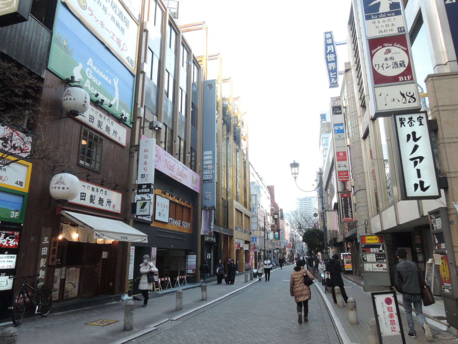 付近には飲食店が豊富