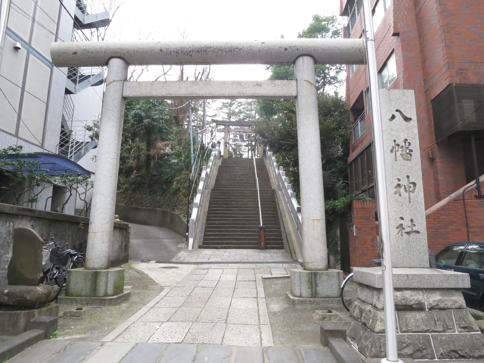 オフィス隣の八幡神社