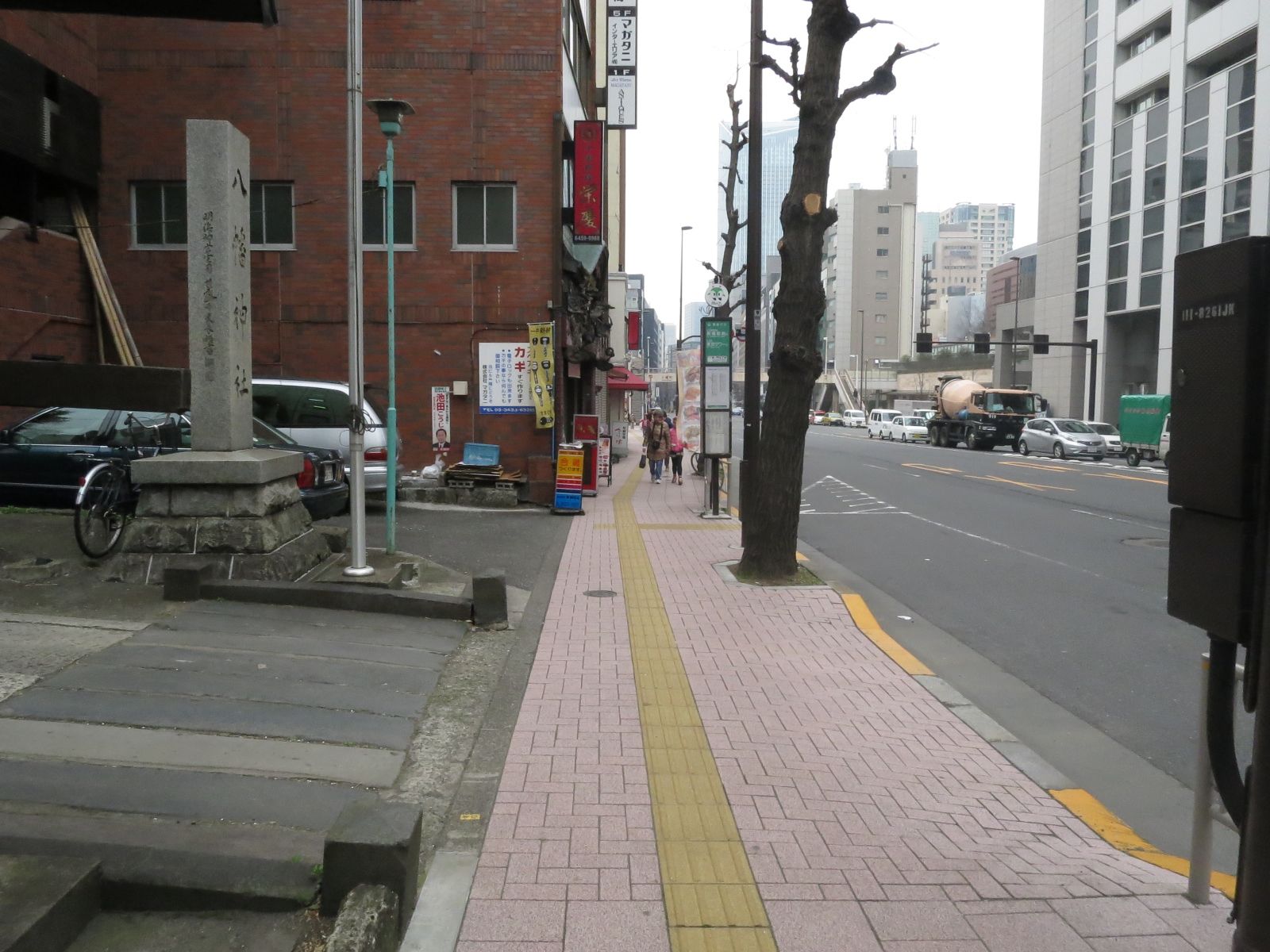 菅野ビル前面の歩道