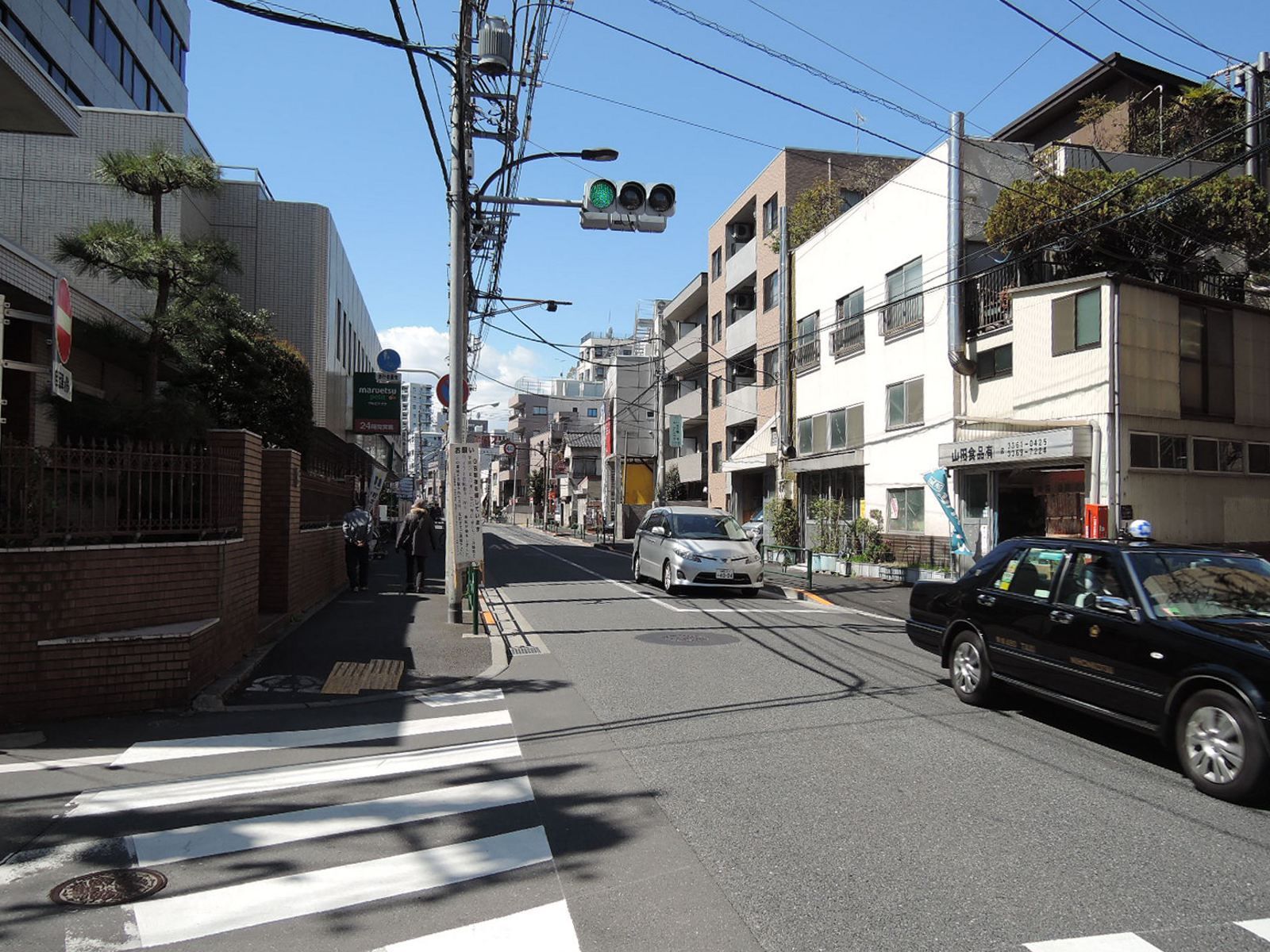 周辺は閑静な住宅街