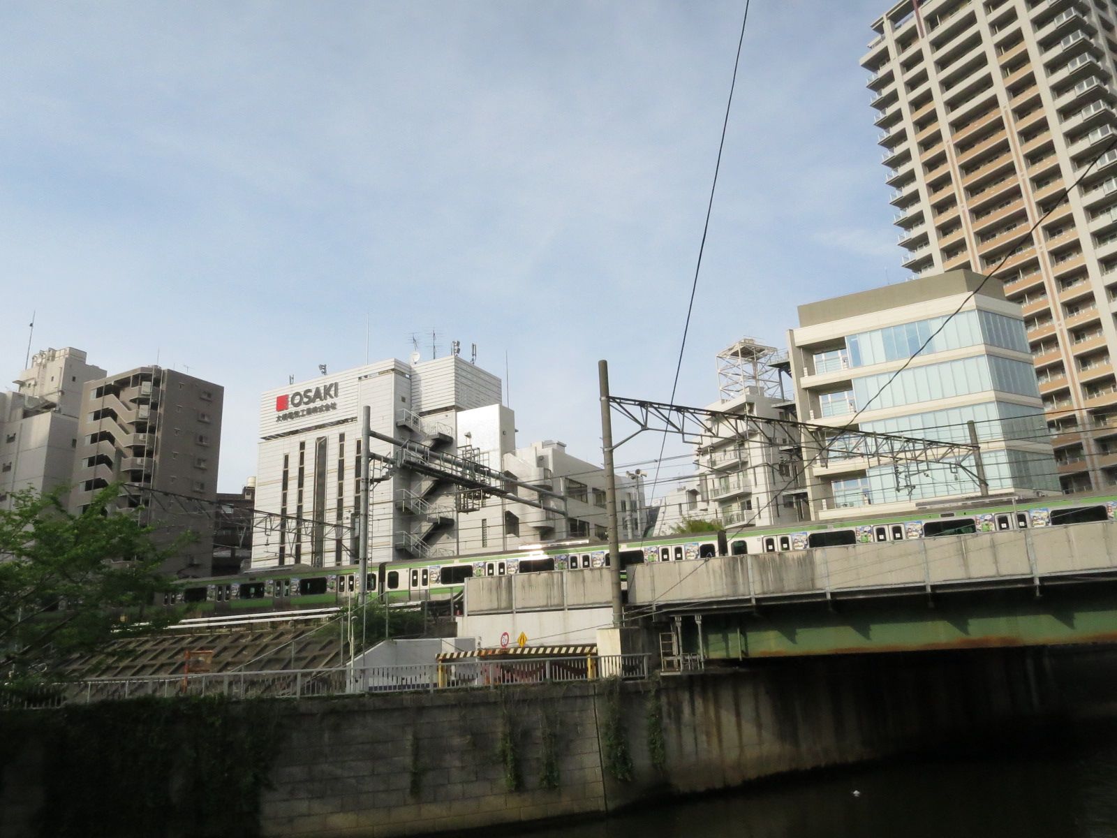 オフィス斜め向かいには山手線が通る