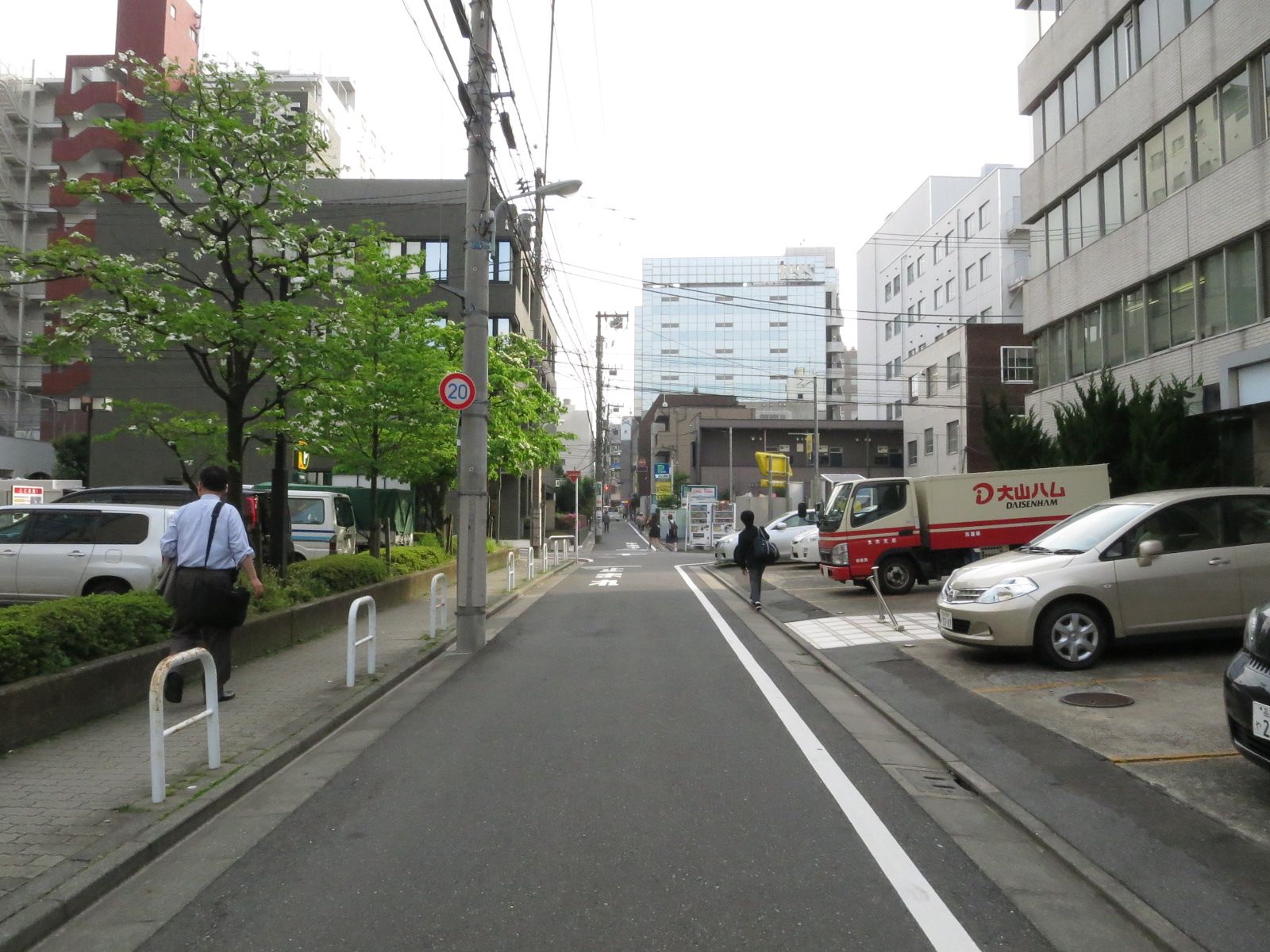 マルキビル前面の歩道