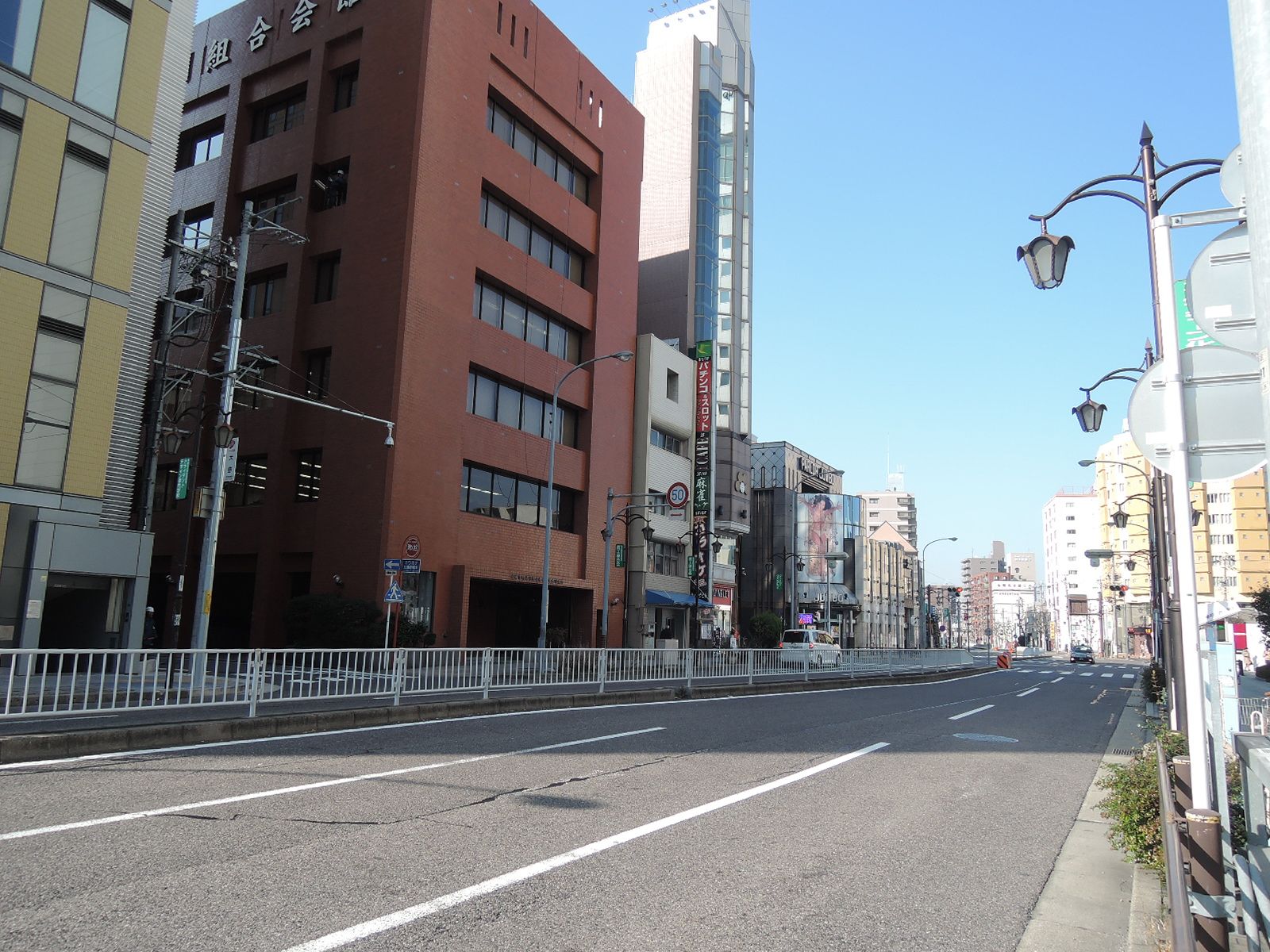 賃貸ビル付近の道路雰囲気