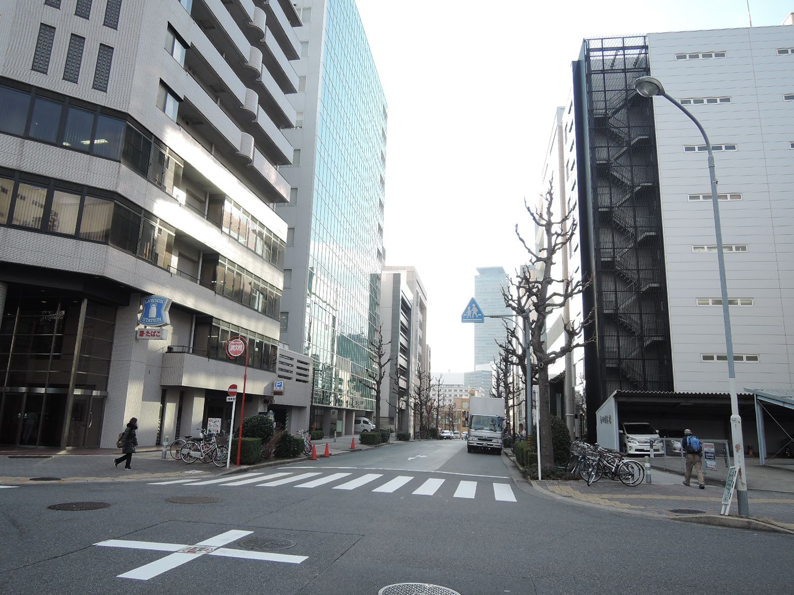 オフィスビル前の交差点