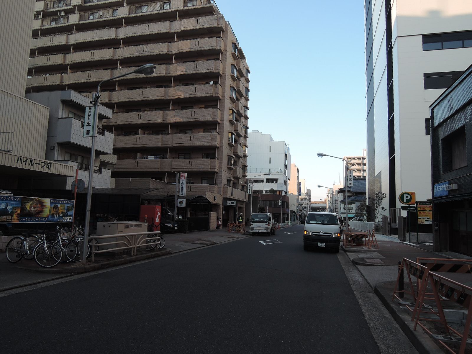 オフィスビル前面の通り