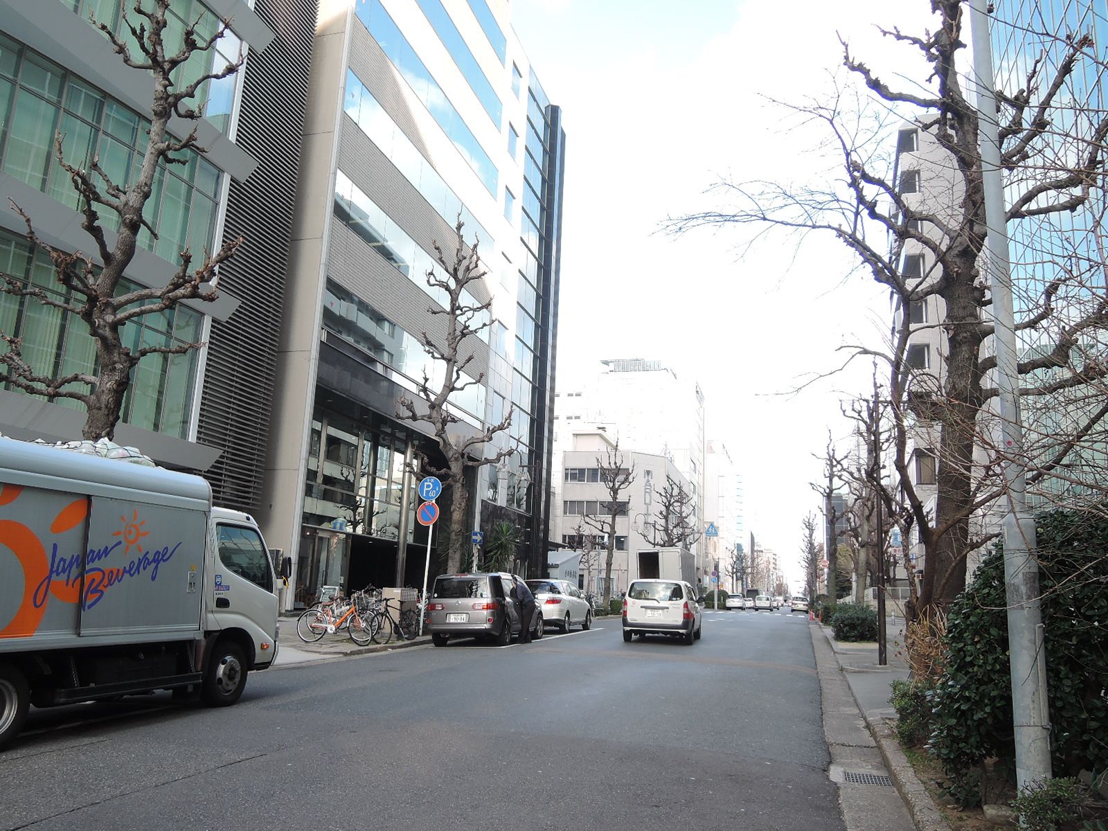 オフィスビル付近の路上雰囲気