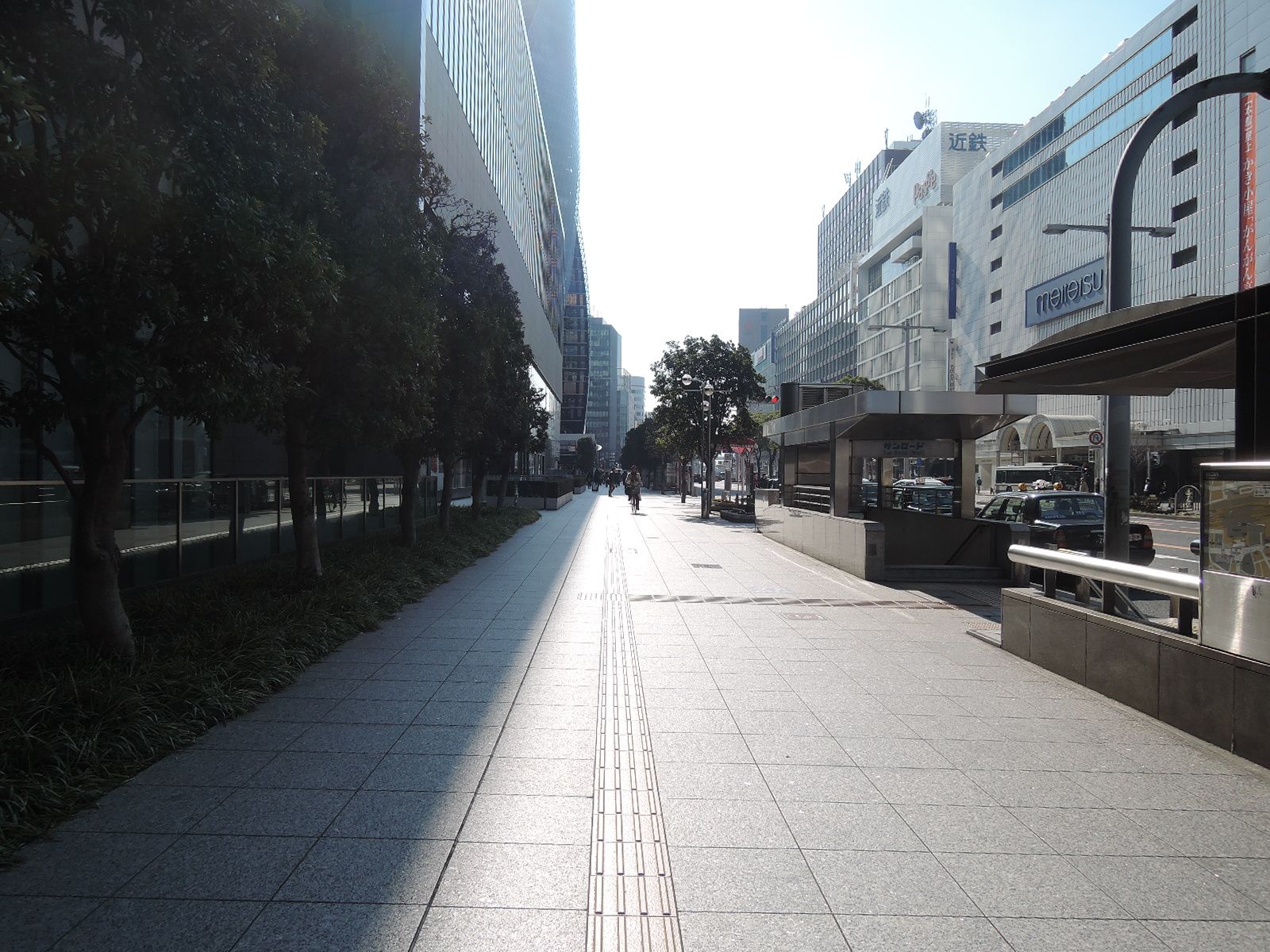 オフィスビル前面の歩道