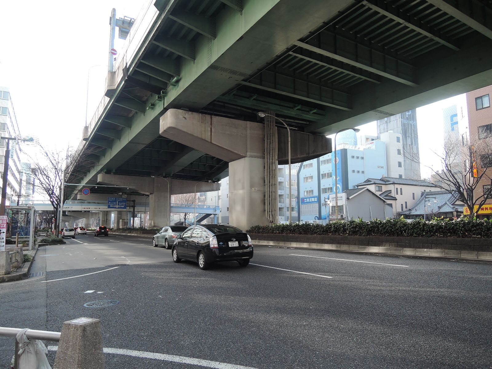 オフィスビル付近の公道