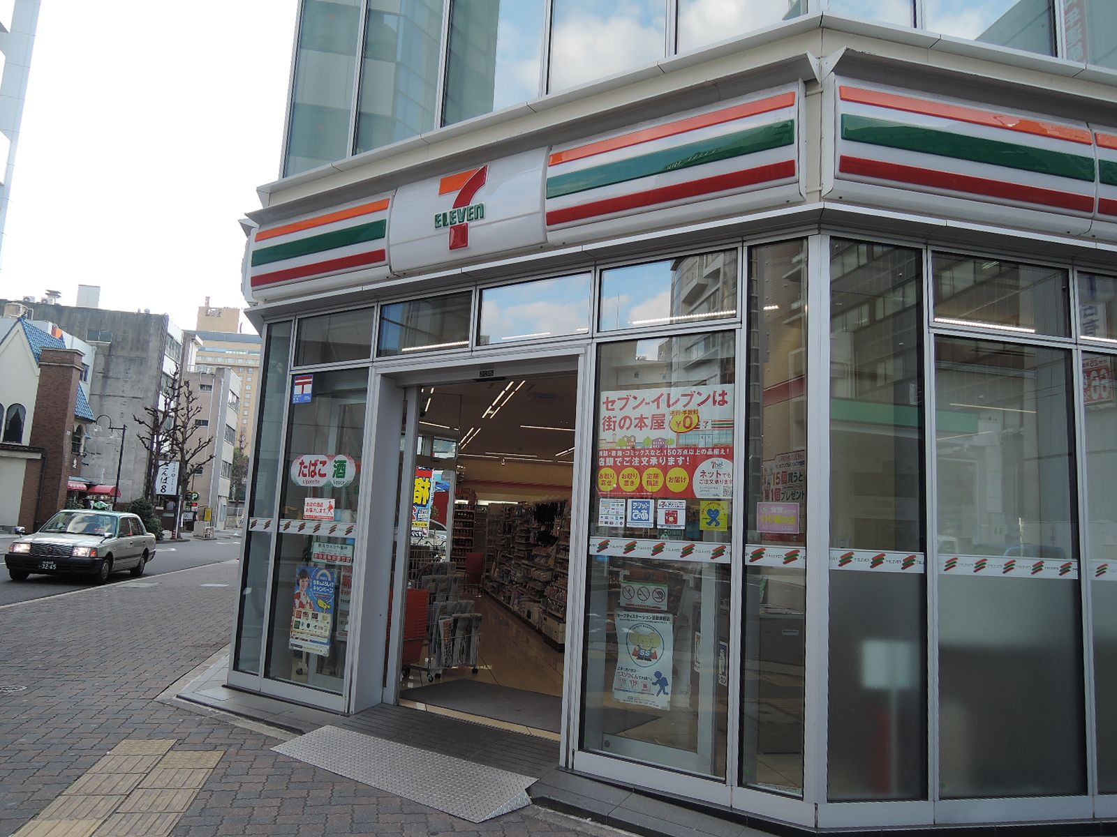 オフィスビル近くのセブンイレブン
