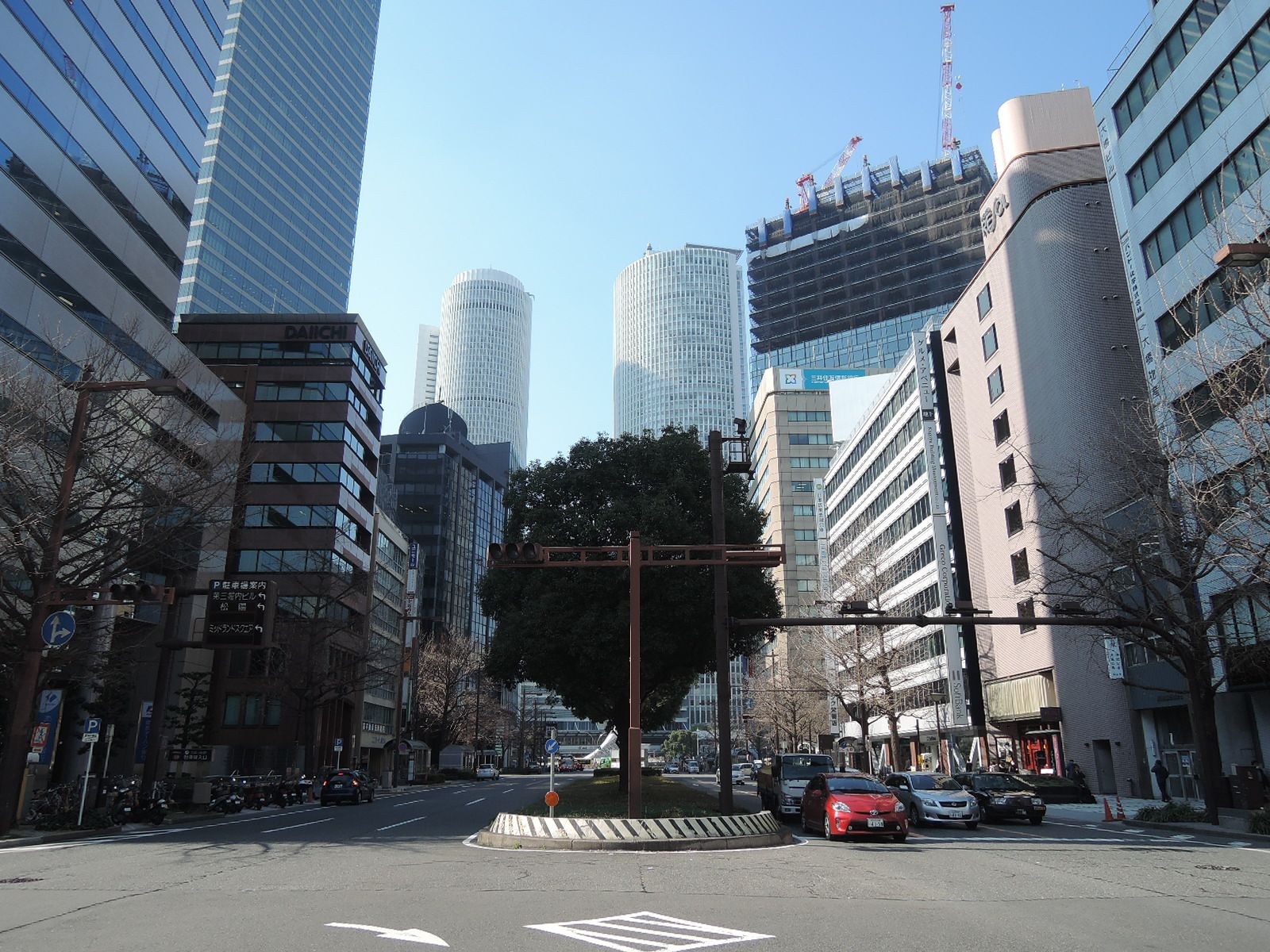 オフィスビル近くの道路