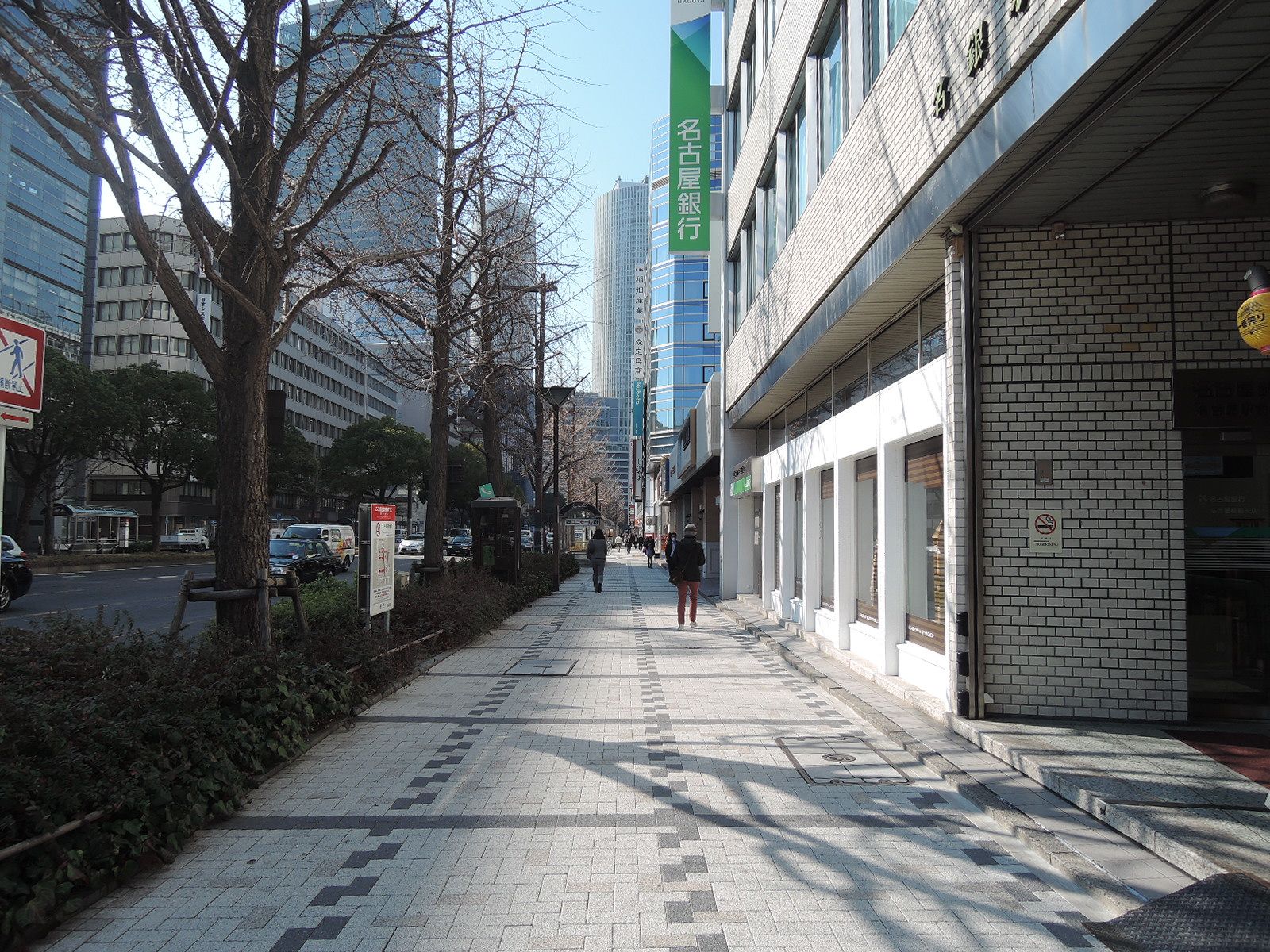 前面の歩道