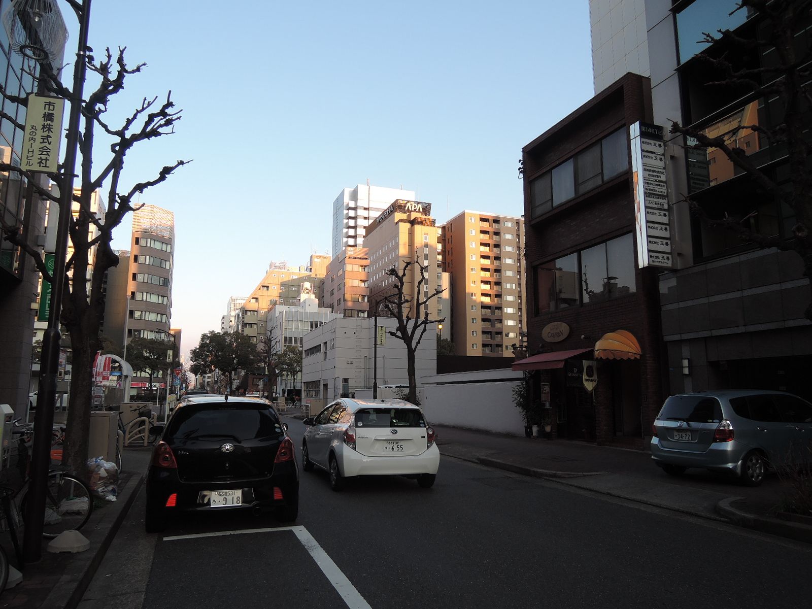 賃貸ビル前の路上様子
