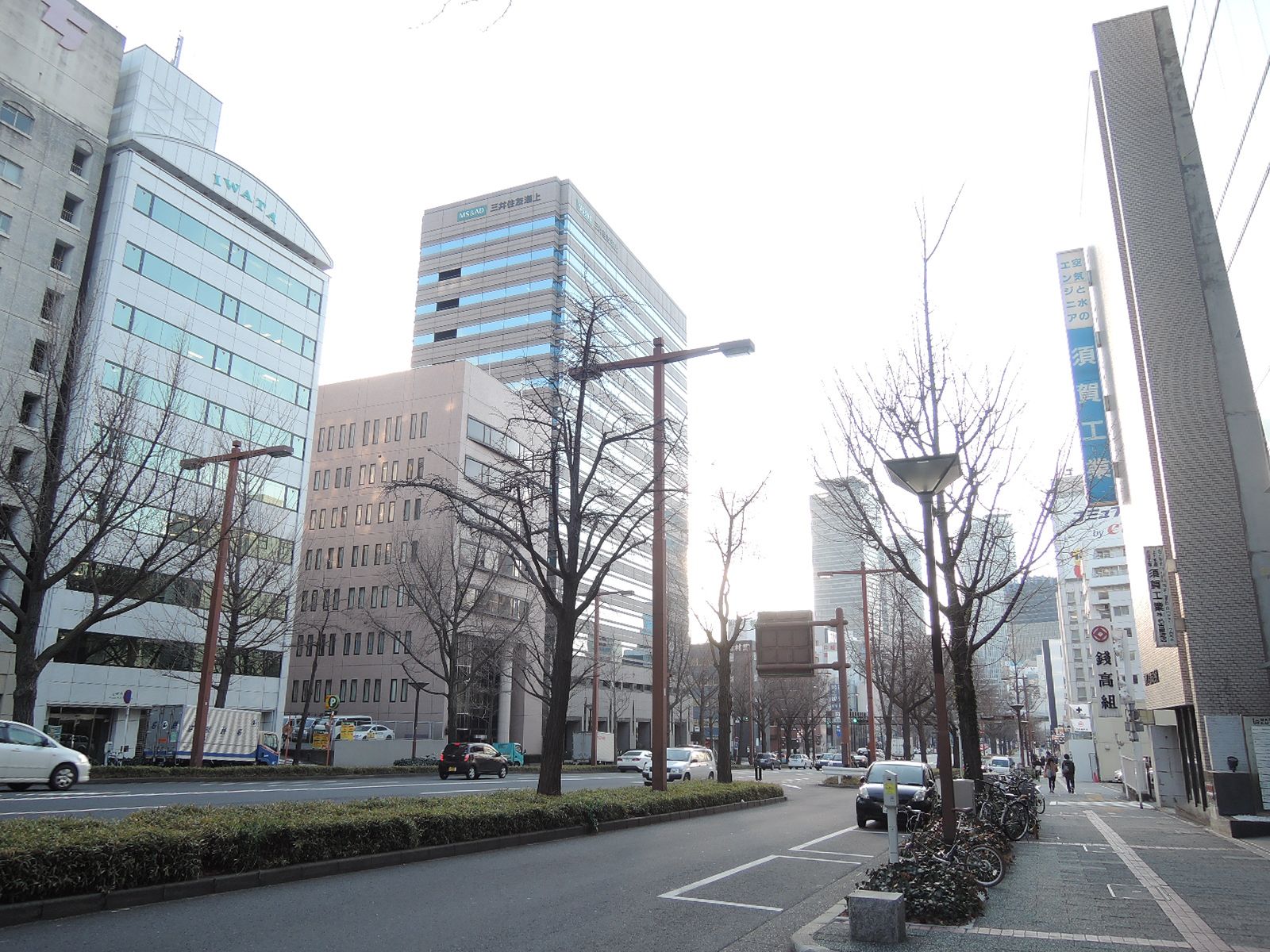 オフィスビル付近の公道雰囲気