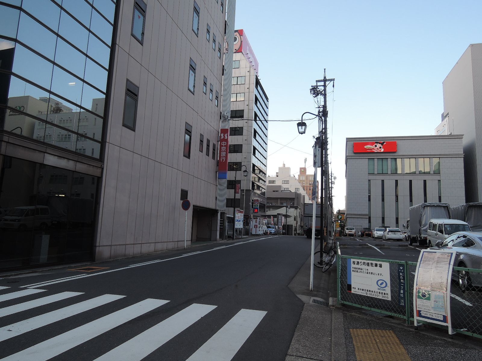 賃貸ビル近くの路上様子