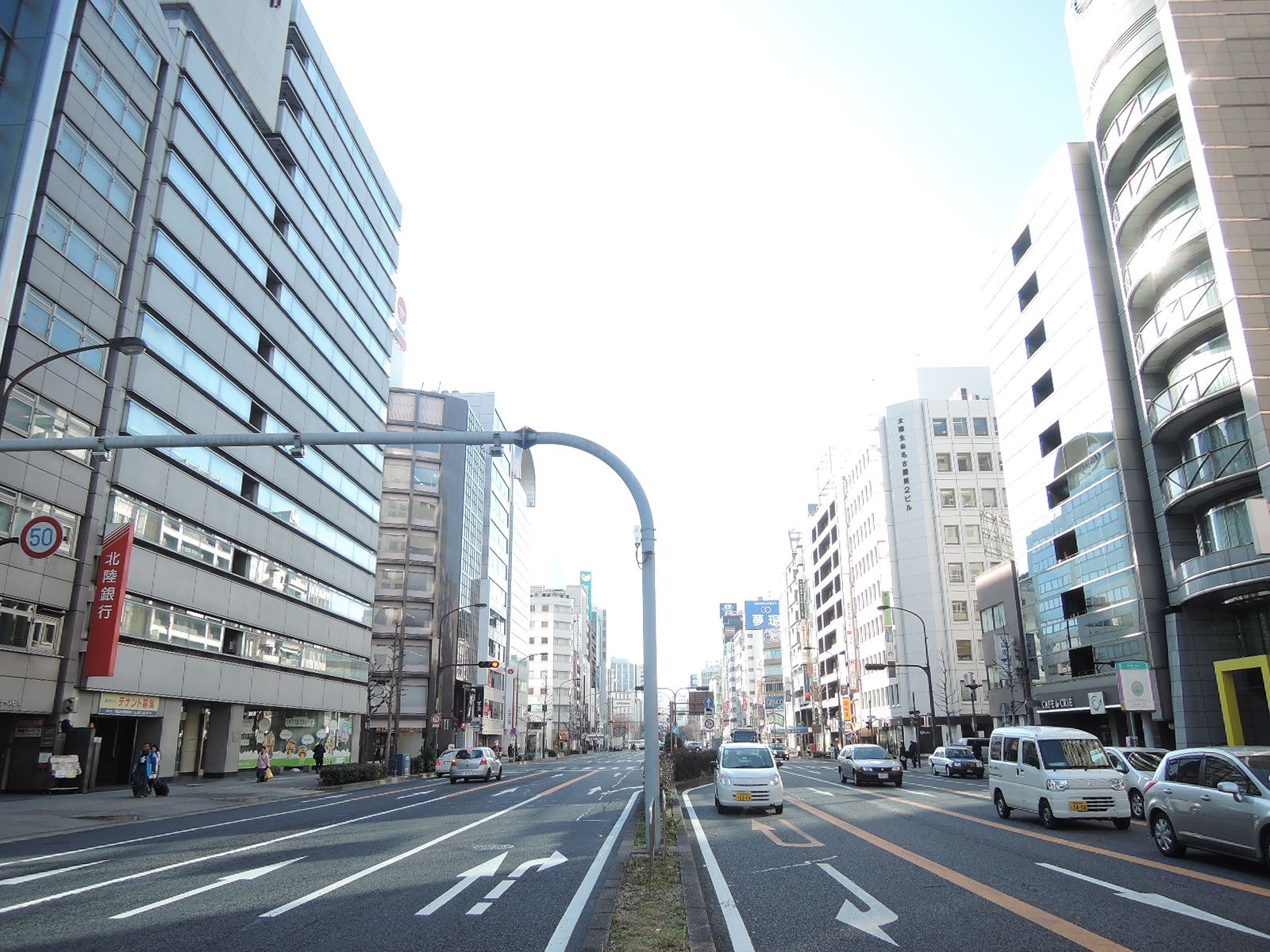 オフィスビル前面の通り