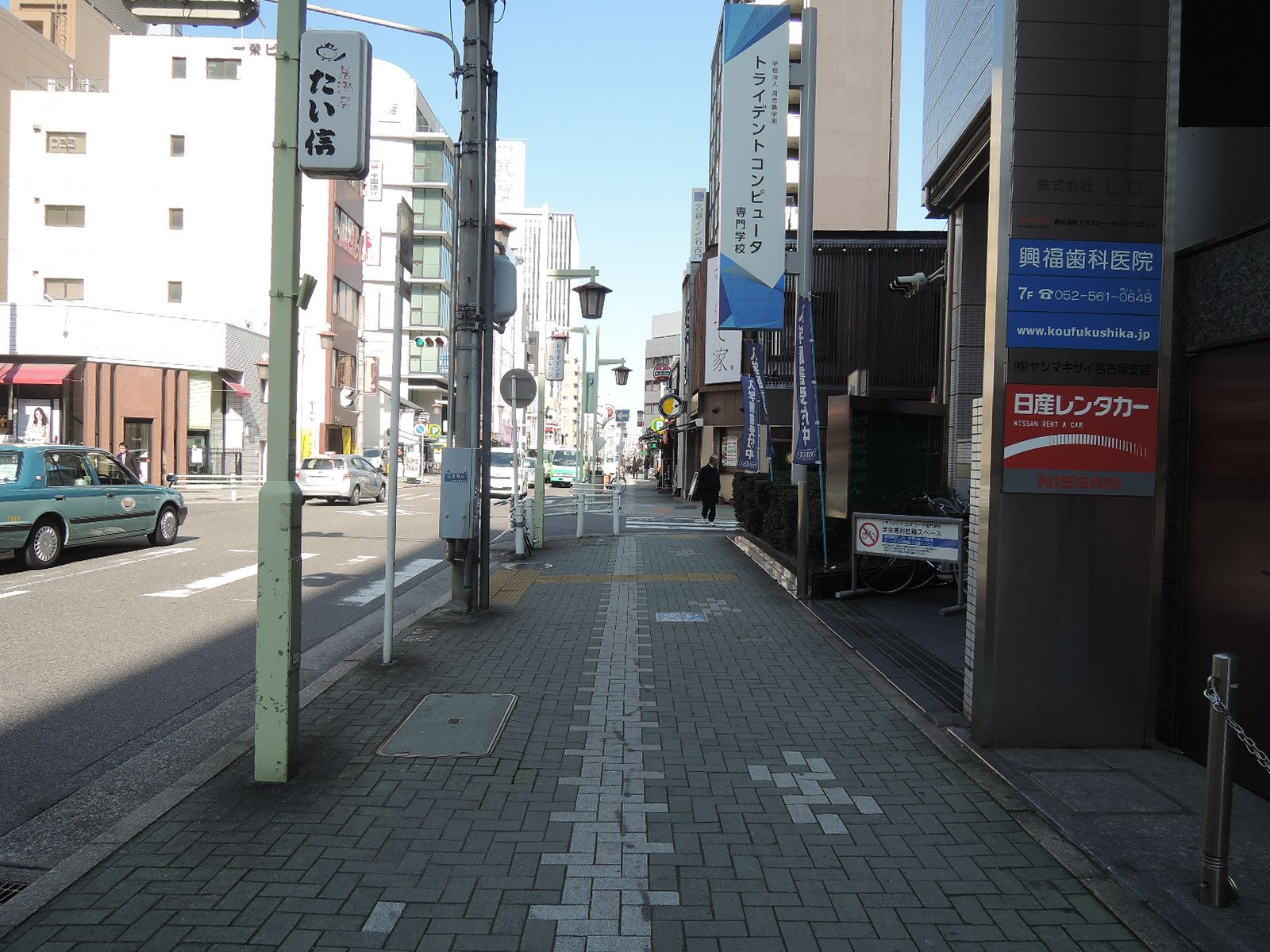 賃貸ビル前の歩道様子