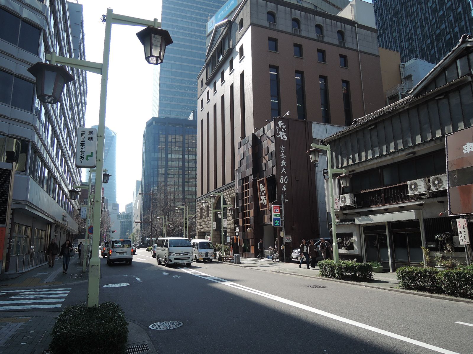 オフィスビル付近の道路雰囲気