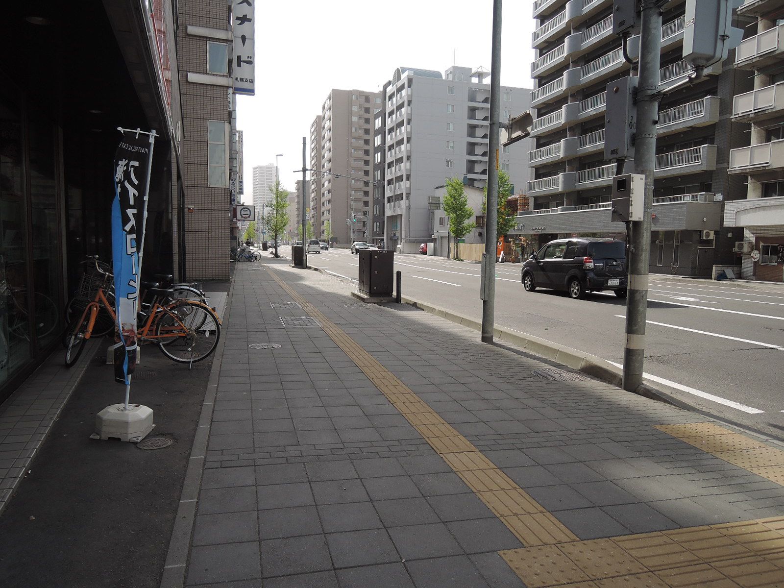 ビル前の歩道様子