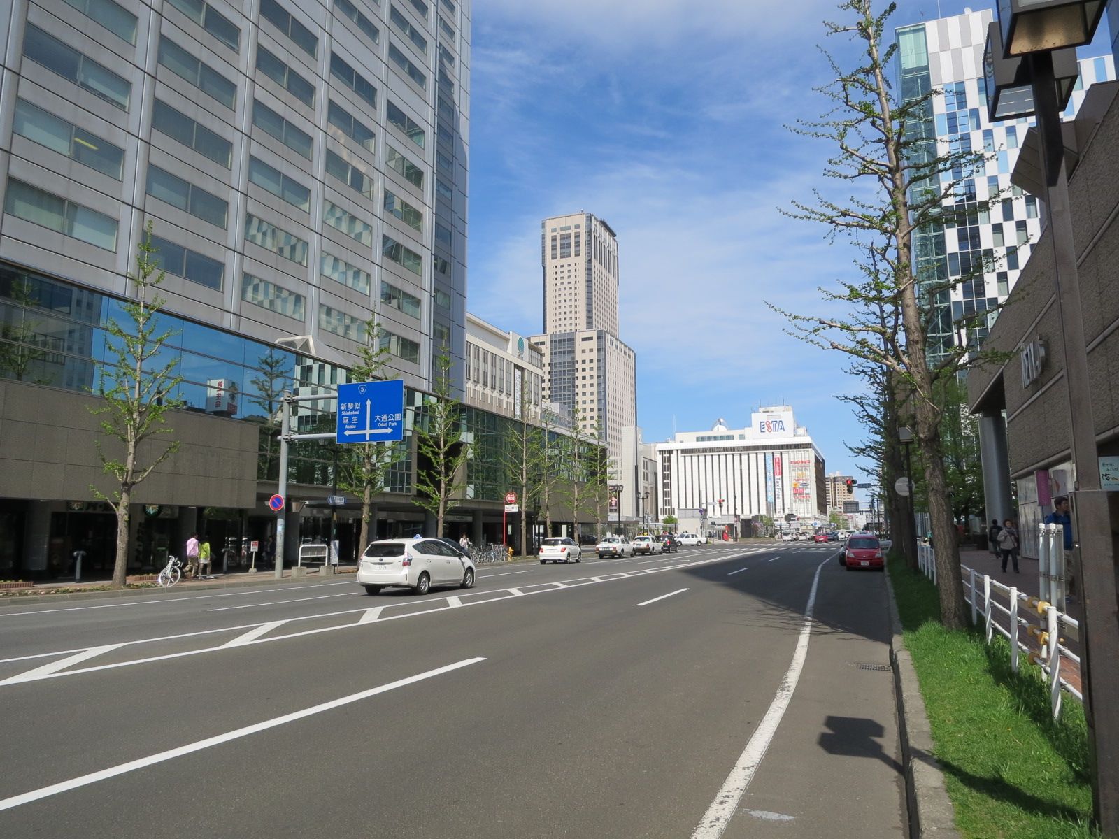 札幌センタービル前面の西7丁目通り