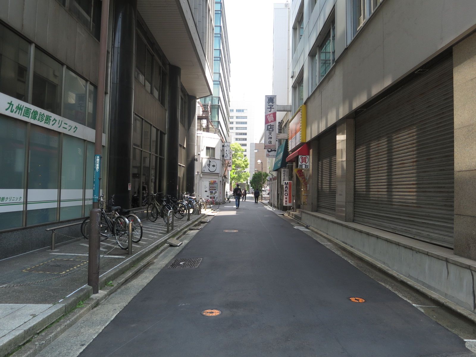 オフィスビル周辺には多数の商店
