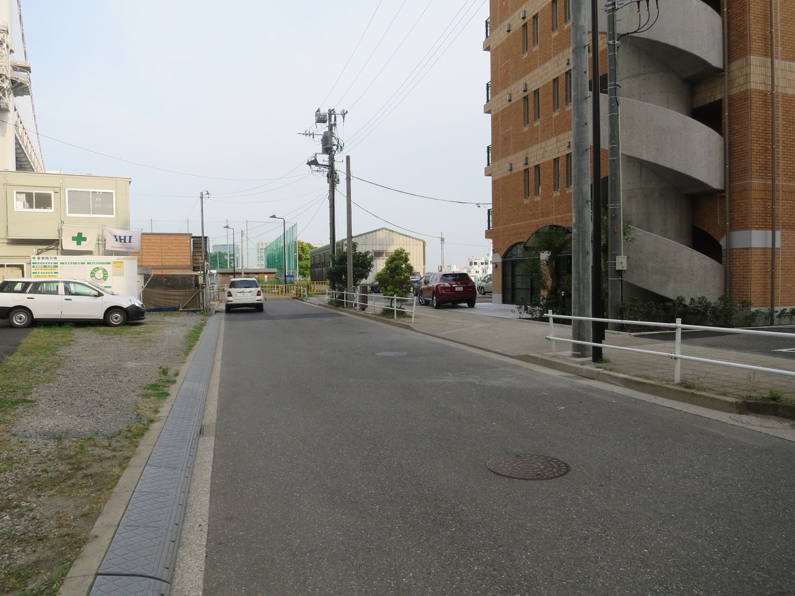 東京ベイサイドビル前面の通り