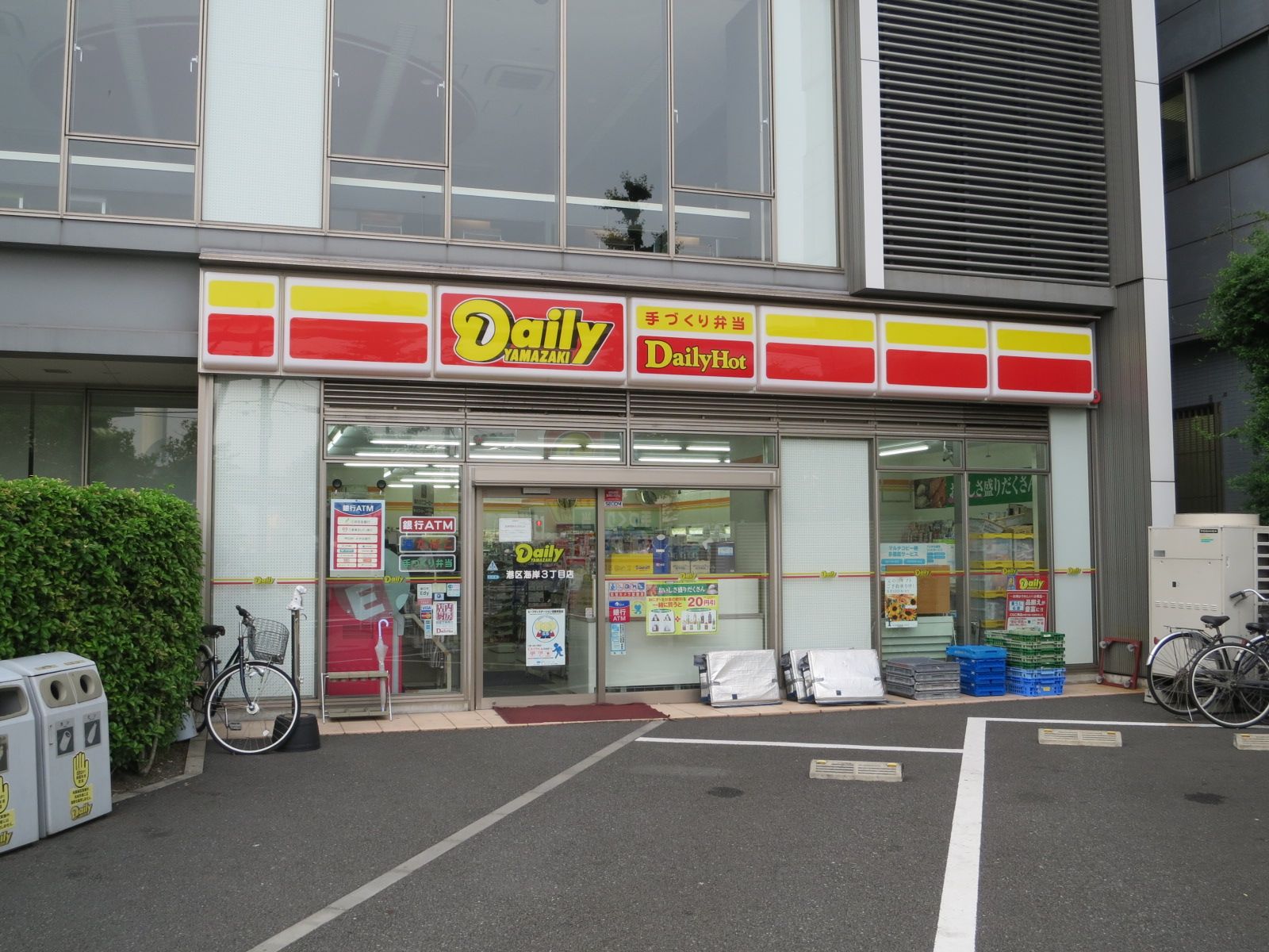 徒歩5分のデイリーヤマザキ港区海岸3丁目店