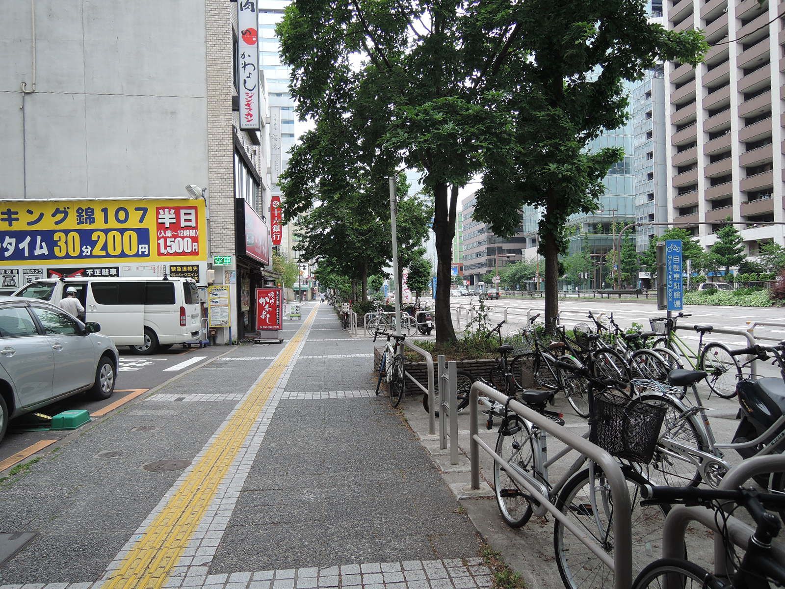 オフィスビル前面の通り