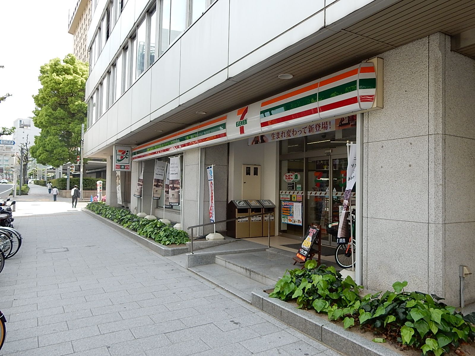 オフィス近く、錦通中ノ町交差点すぐのコンビニ