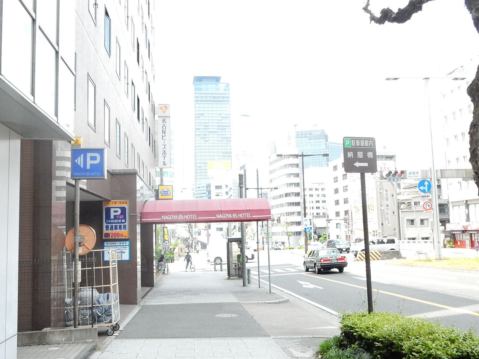 オフィス前面の歩道